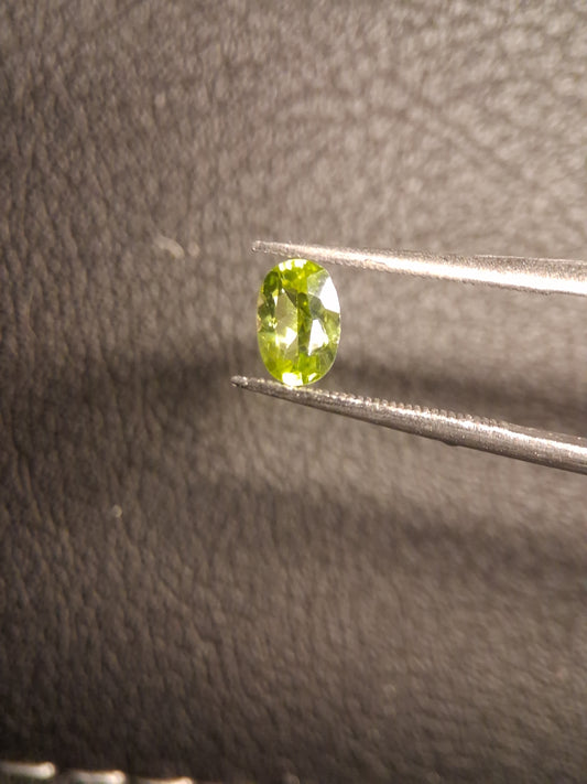 Natural Peridot - 0.510 ct - oval - unheated- green peridot - Natural Gems Belgium