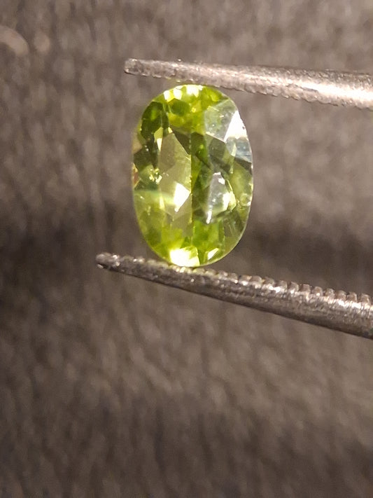 Natural Peridot - 0.510 ct - oval - unheated- green peridot - Natural Gems Belgium