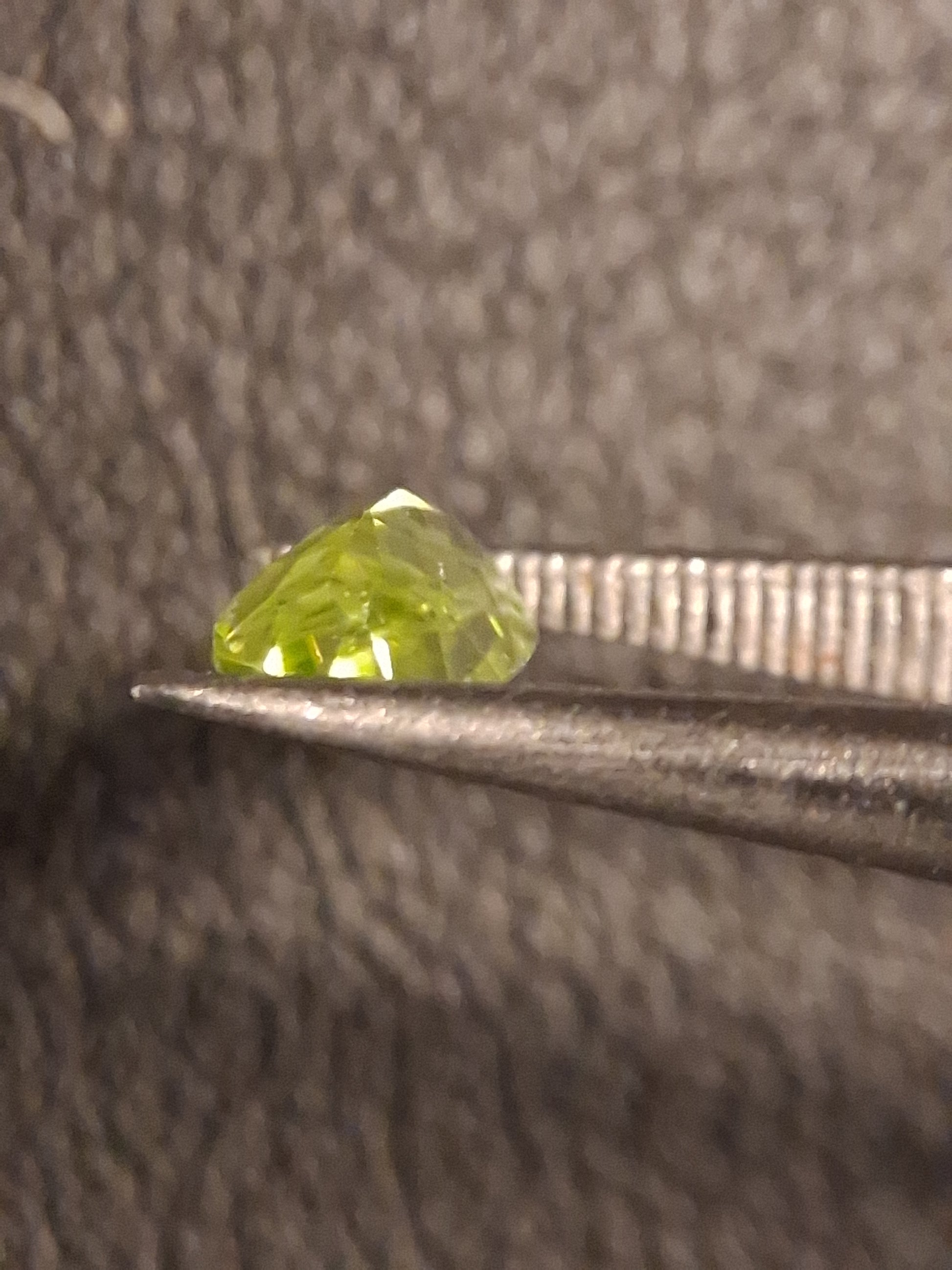 Natural Peridot - 0.510 ct - oval - unheated- green peridot - Natural Gems Belgium