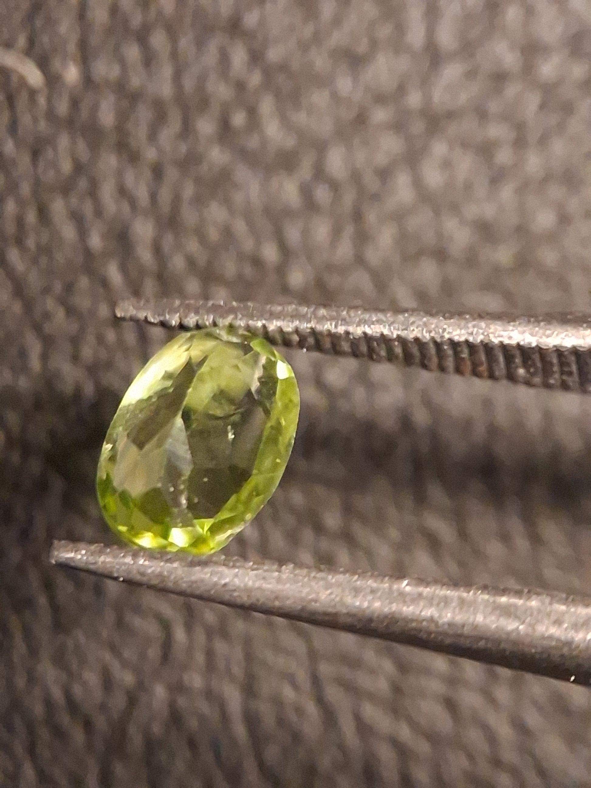 Natural Peridot - 0.510 ct - oval - unheated- green peridot - Natural Gems Belgium