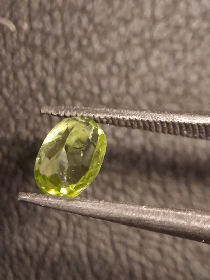 Natural Peridot - 0.510 ct - oval - unheated- green peridot - Natural Gems Belgium