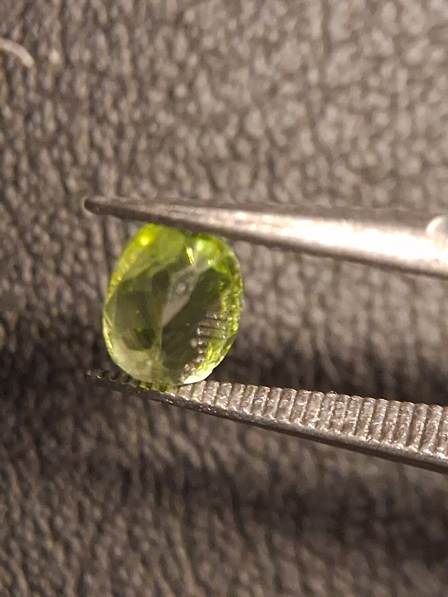 Natural Peridot - 0.510 ct - oval - unheated- green peridot - Natural Gems Belgium