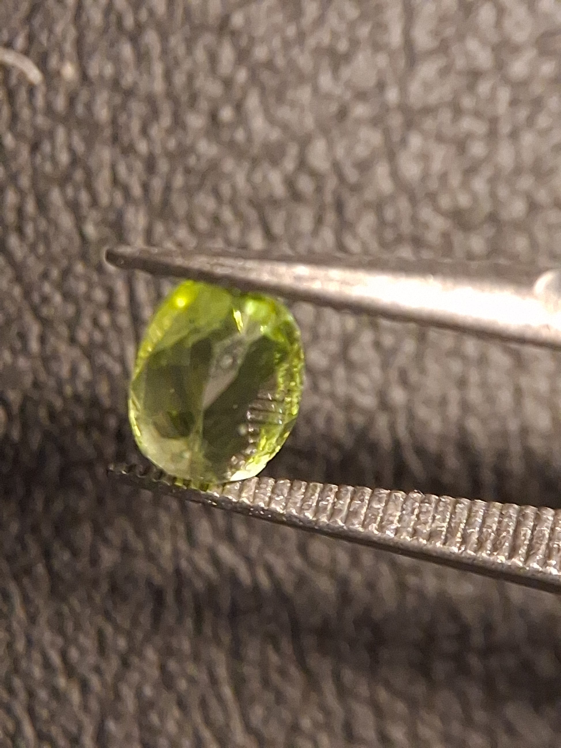 Natural Peridot - 0.510 ct - oval - unheated- green peridot - Natural Gems Belgium