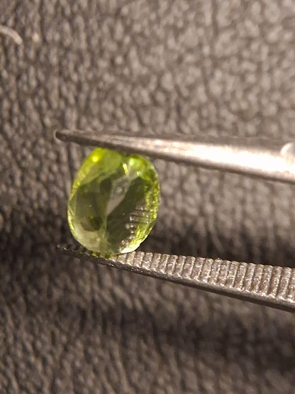Natural Peridot - 0.510 ct - oval - unheated- green peridot - Natural Gems Belgium