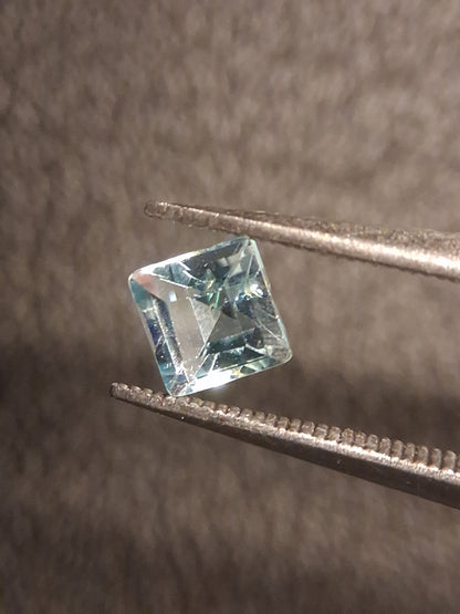 Natural Topaz - Sky Blue - 0.490 ct - square - irradiated - Natural Gems Belgium