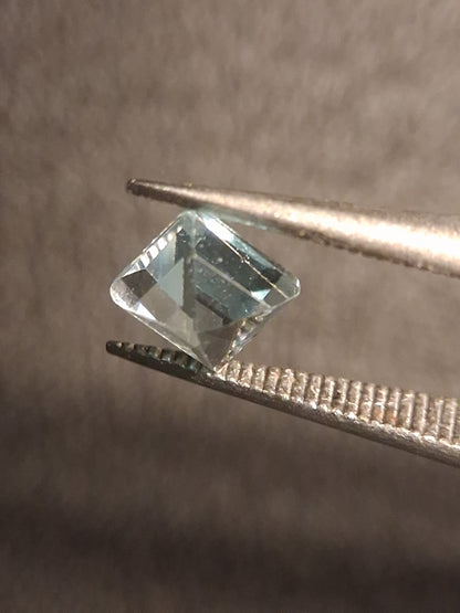 Natural Topaz - Sky Blue - 0.490 ct - square - irradiated - Natural Gems Belgium