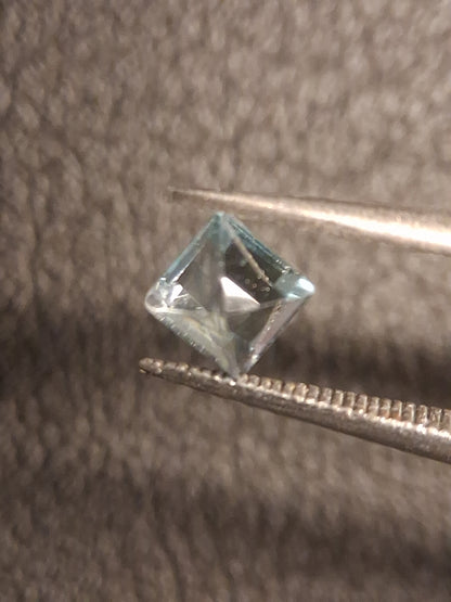 Natural Topaz - Sky Blue - 0.490 ct - square - irradiated - Natural Gems Belgium