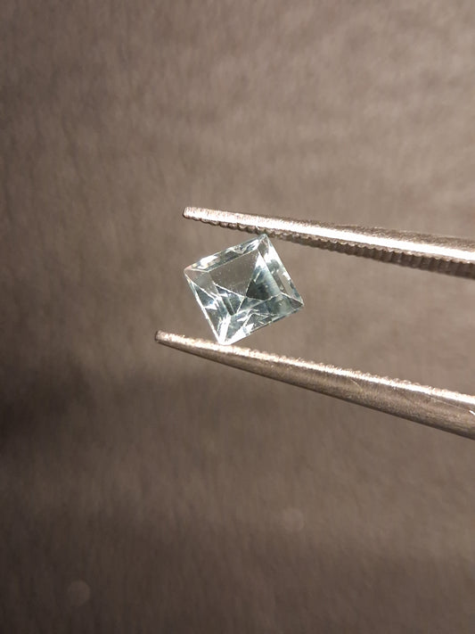 Natural Topaz - Sky Blue - 0.445 ct - square - irradiated - Natural Gems Belgium