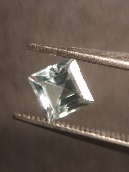 Natural Topaz - Sky Blue - 0.445 ct - square - irradiated - Natural Gems Belgium
