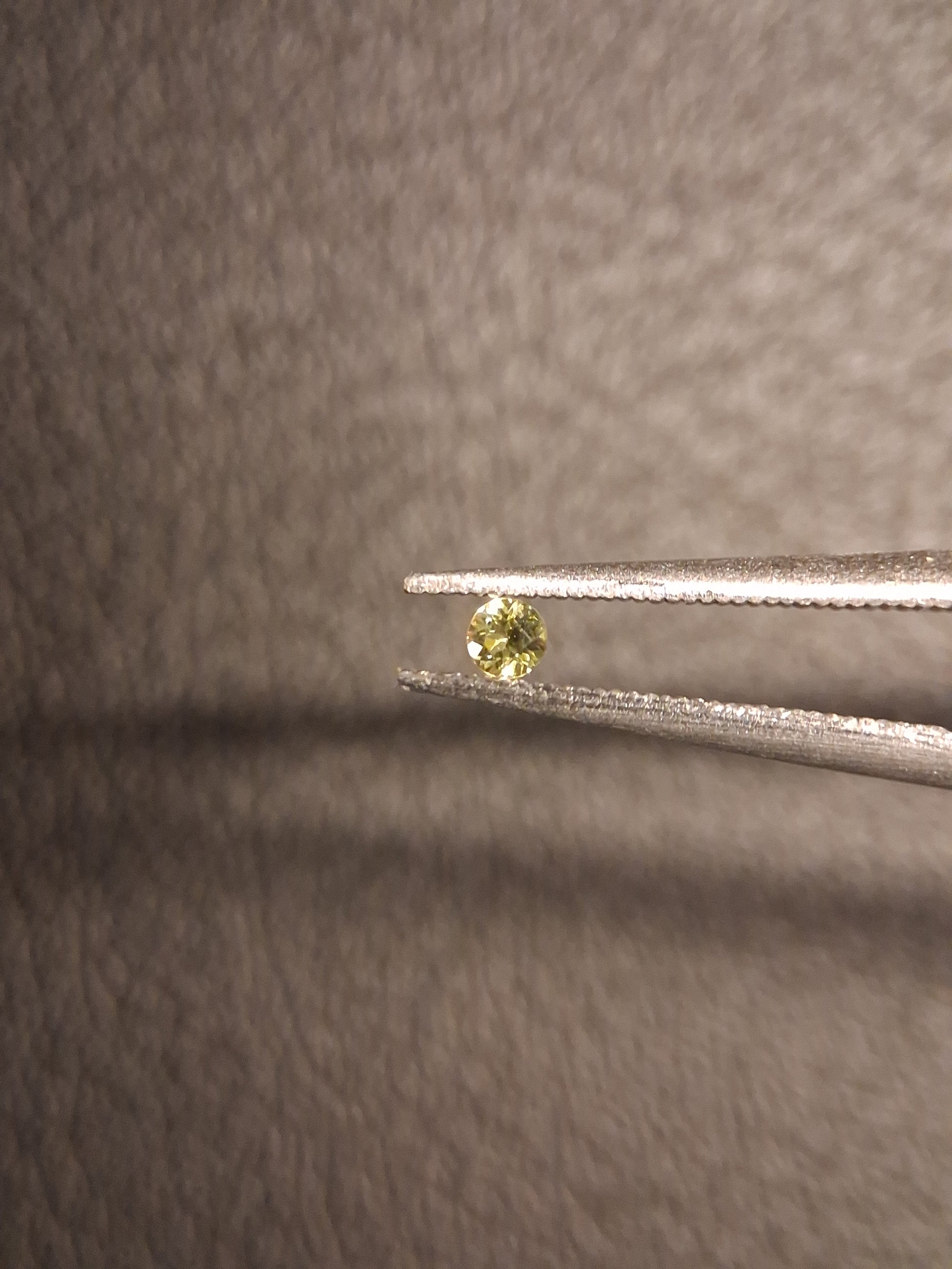 Natural Tourmaline - Yellowish Green - 2 mm - 0.030 ct - round - unheated - Natural Gems Belgium