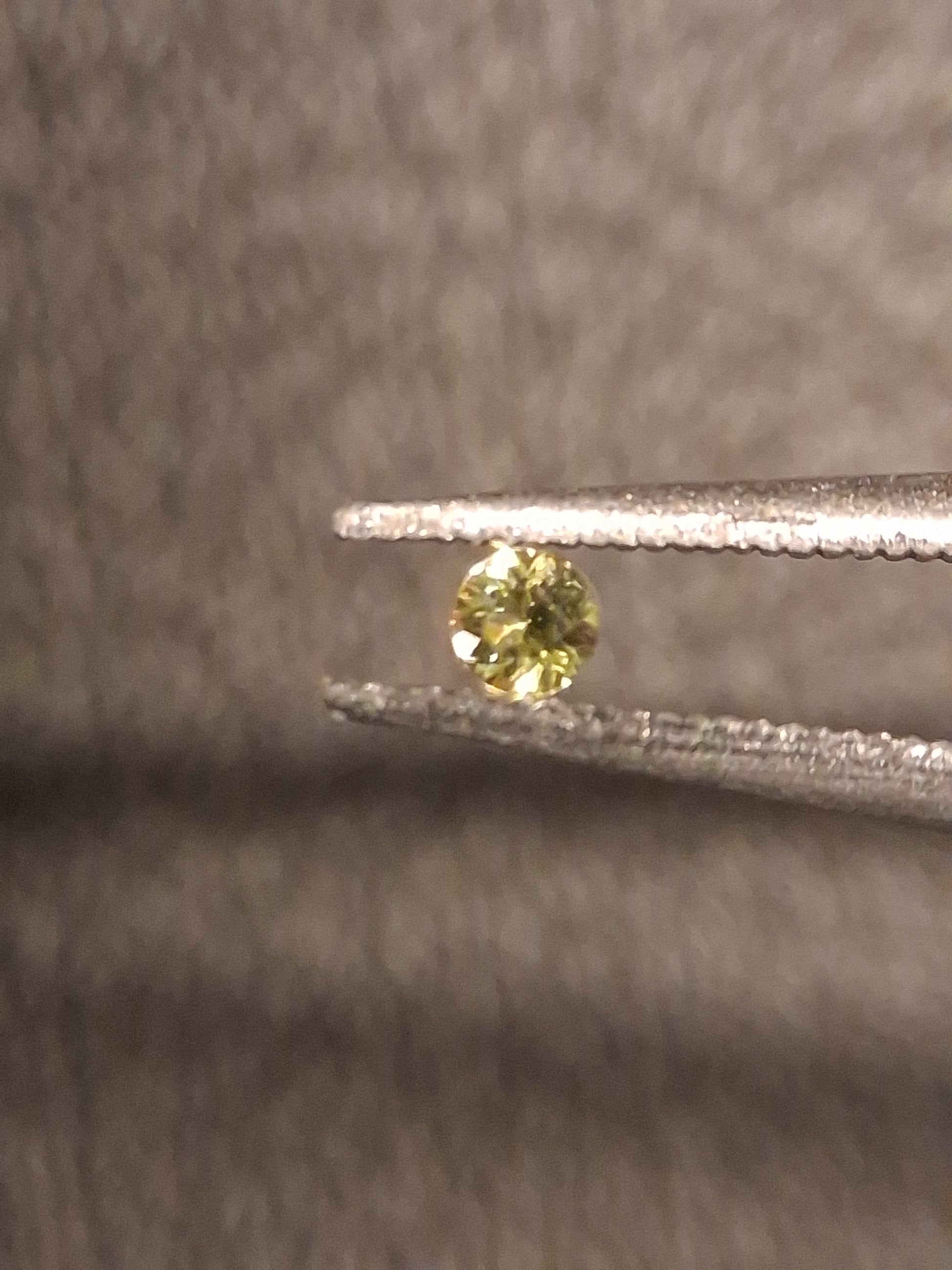 Natural Tourmaline - Yellowish Green - 2 mm - 0.030 ct - round - unheated - Natural Gems Belgium