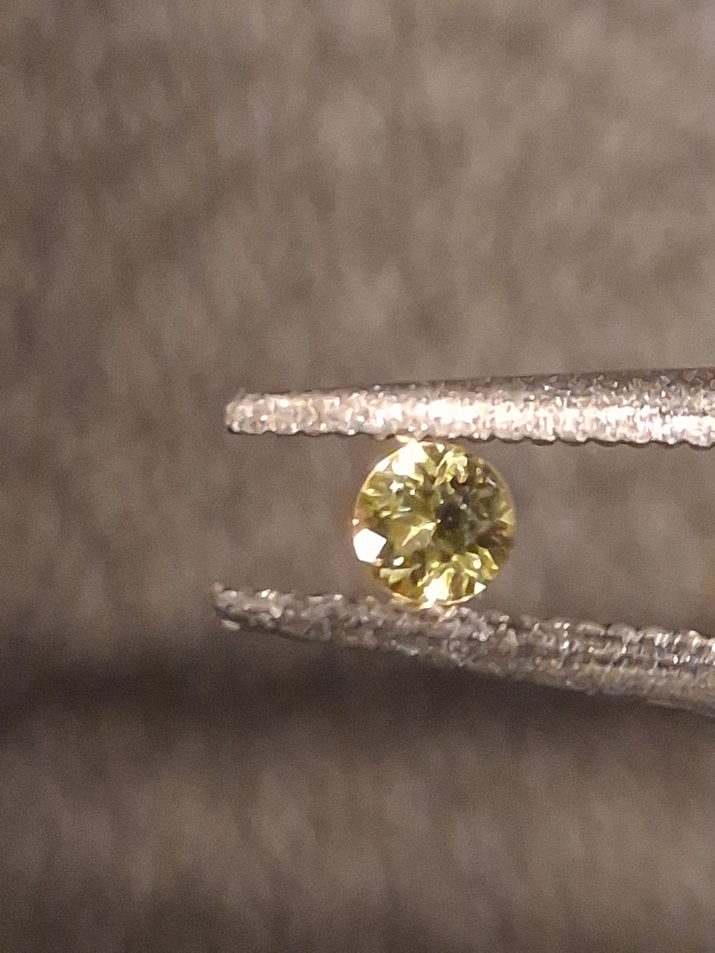 Natural Tourmaline - Yellowish Green - 2 mm - 0.030 ct - round - unheated - Natural Gems Belgium