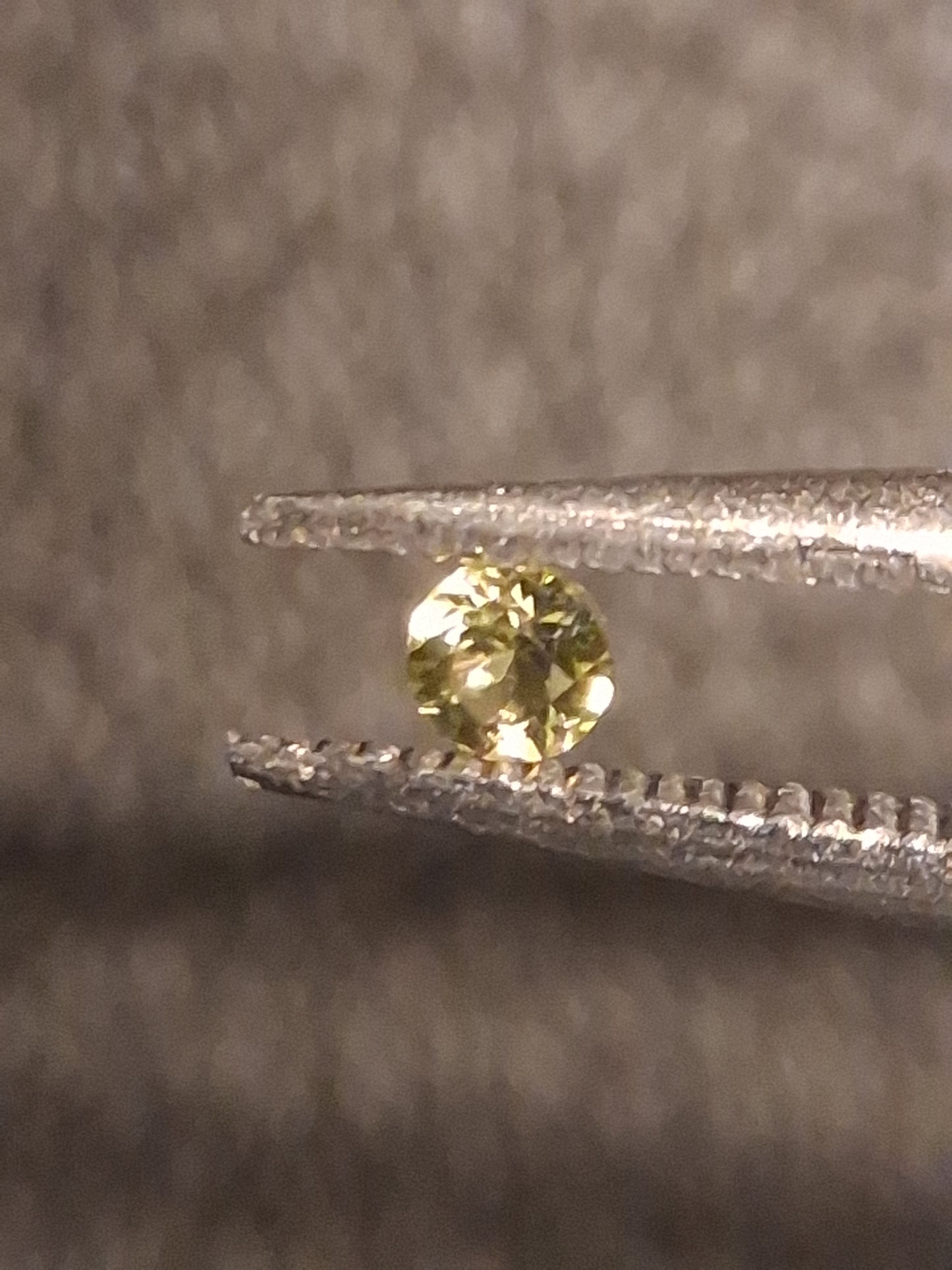 Natural Tourmaline - Yellowish Green - 2 mm - 0.030 ct - round - unheated - Natural Gems Belgium