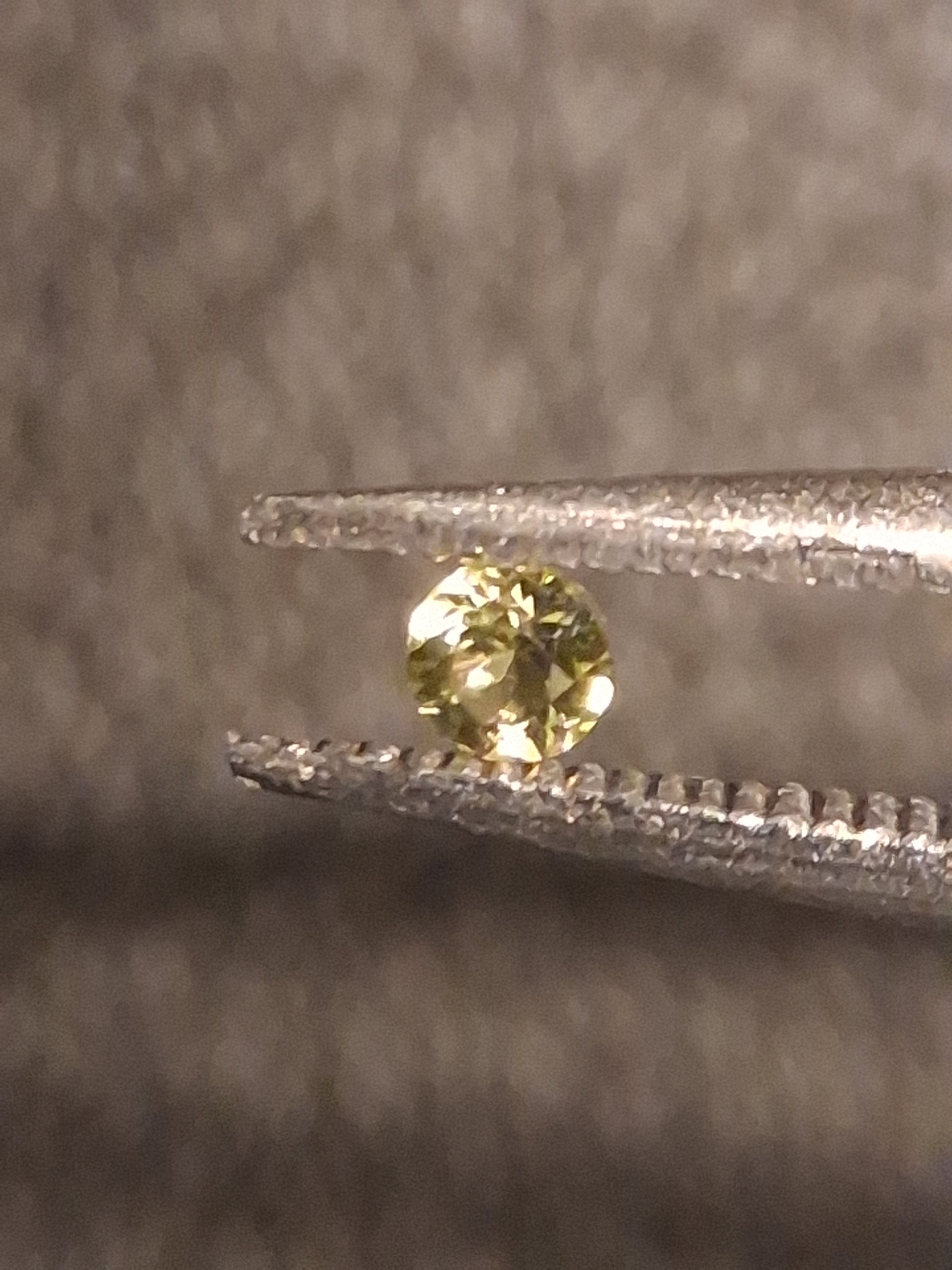 Natural Tourmaline - Yellowish Green - 2 mm - 0.030 ct - round - unheated - Natural Gems Belgium