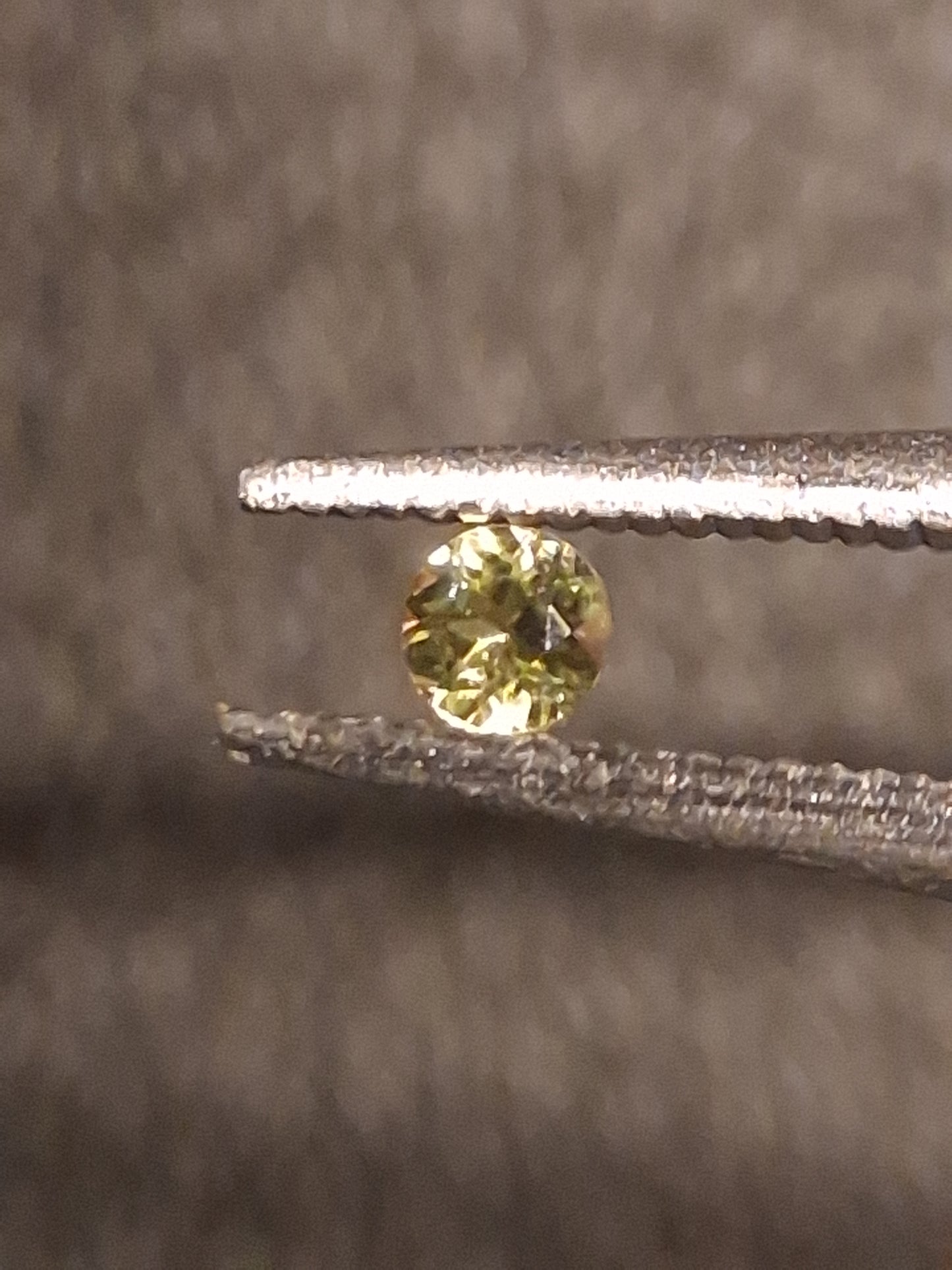 Natural Tourmaline - Yellowish Green - 2 mm - 0.030 ct - round - unheated - Natural Gems Belgium