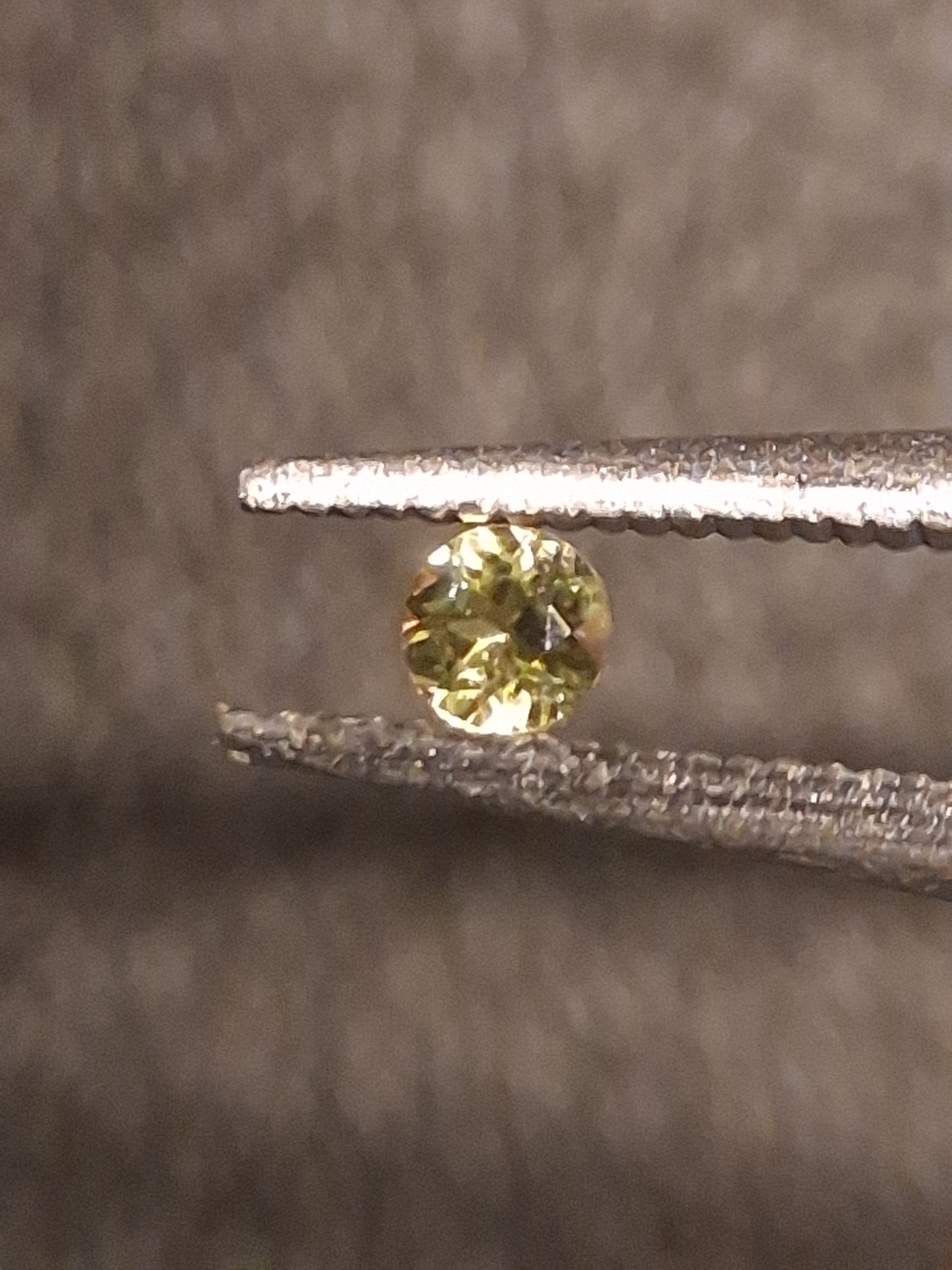 Natural Tourmaline - Yellowish Green - 2 mm - 0.030 ct - round - unheated - Natural Gems Belgium