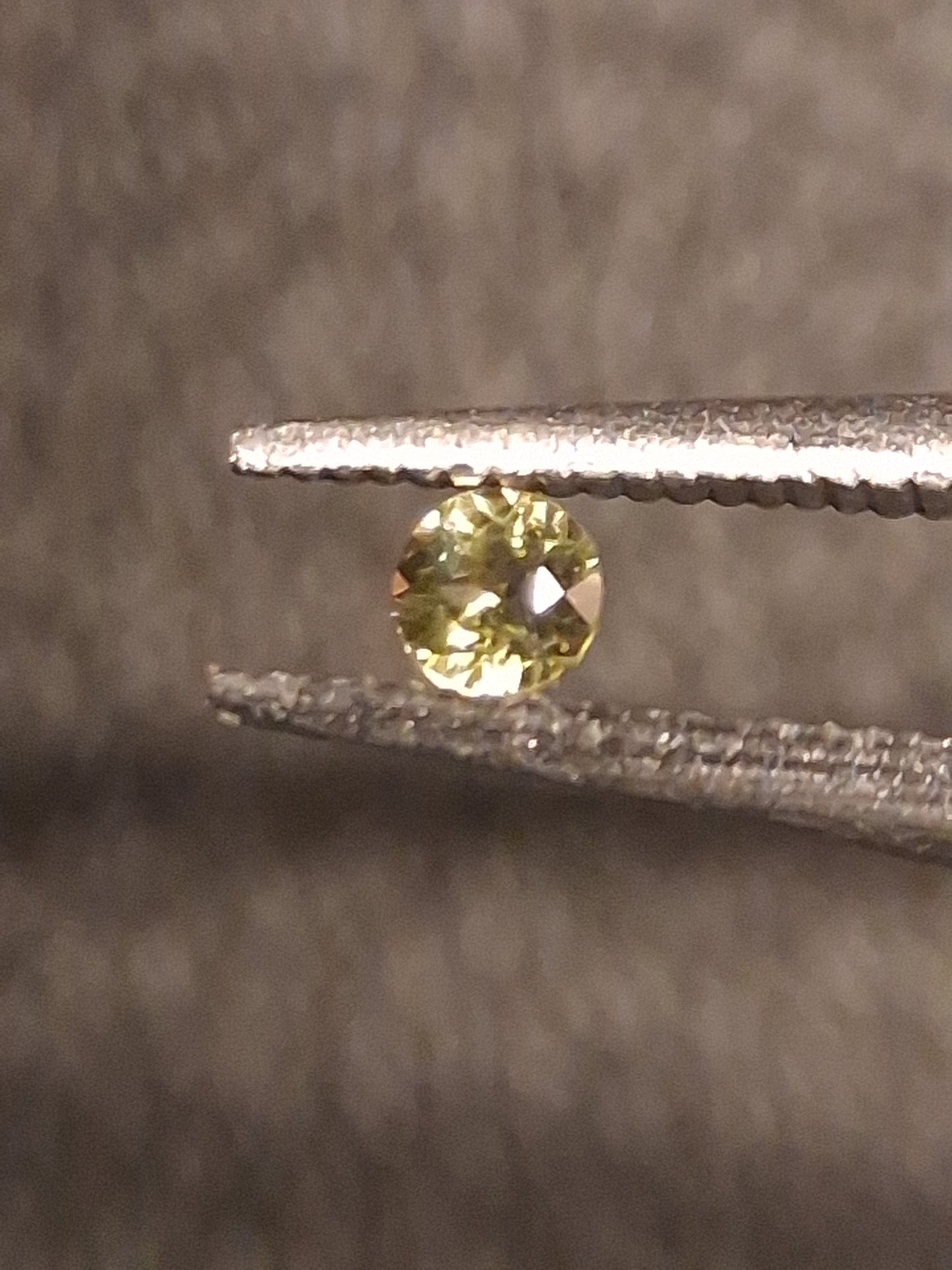 Natural Tourmaline - Yellowish Green - 2 mm - 0.030 ct - round - unheated - Natural Gems Belgium