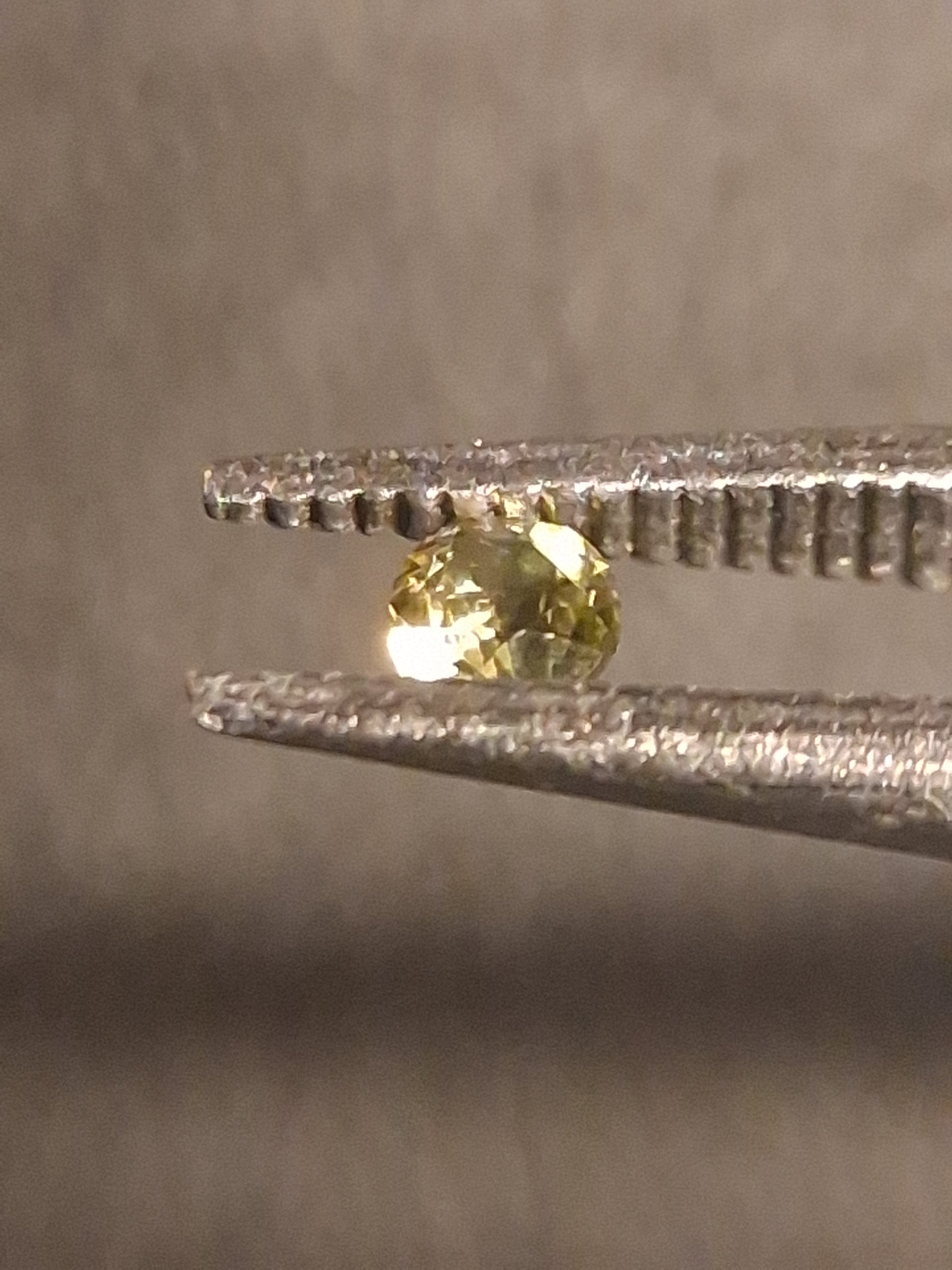 Natural Tourmaline - Yellowish Green - 2 mm - 0.030 ct - round - unheated - Natural Gems Belgium