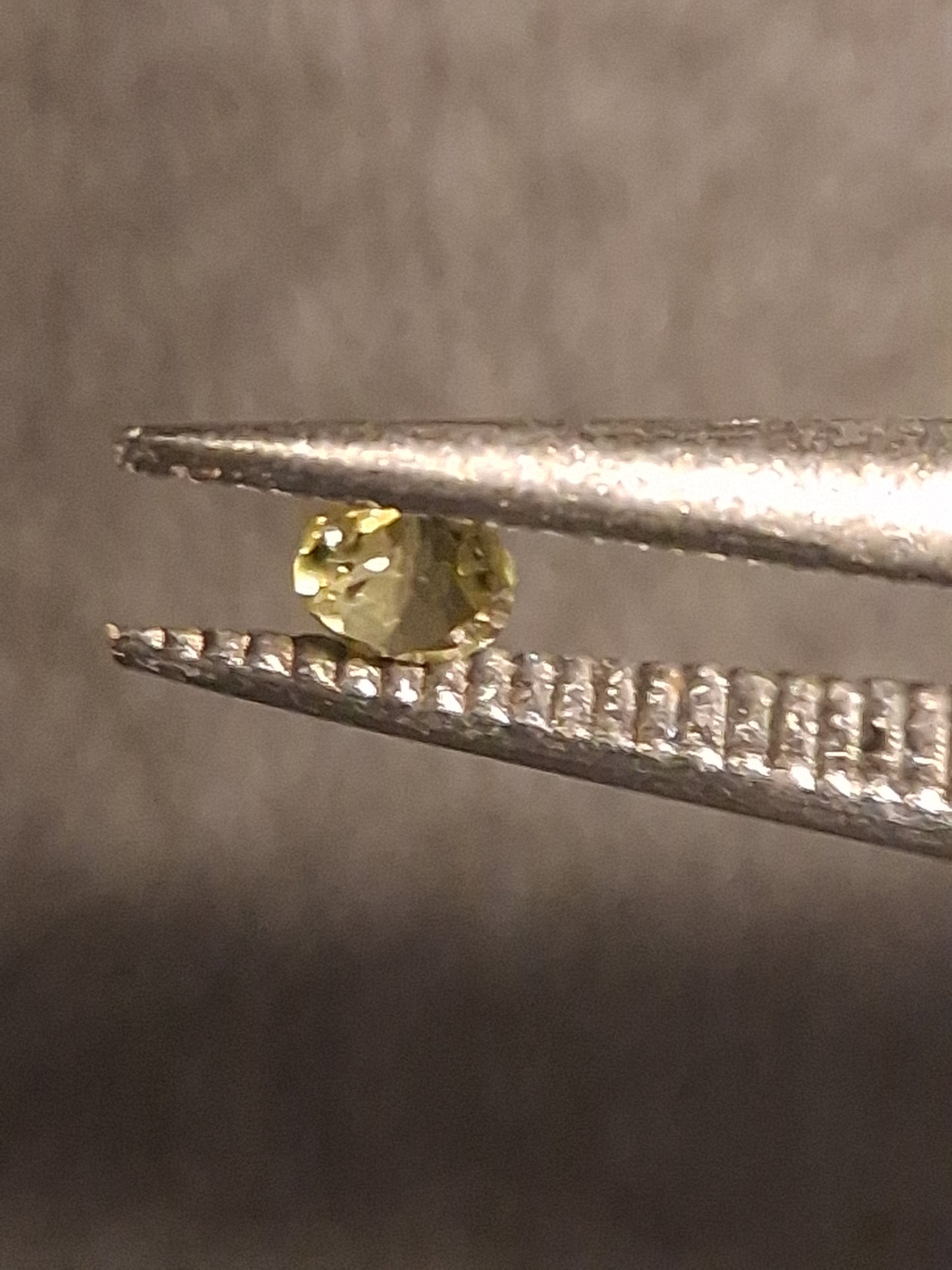 Natural Tourmaline - Yellowish Green - 2 mm - 0.030 ct - round - unheated - Natural Gems Belgium