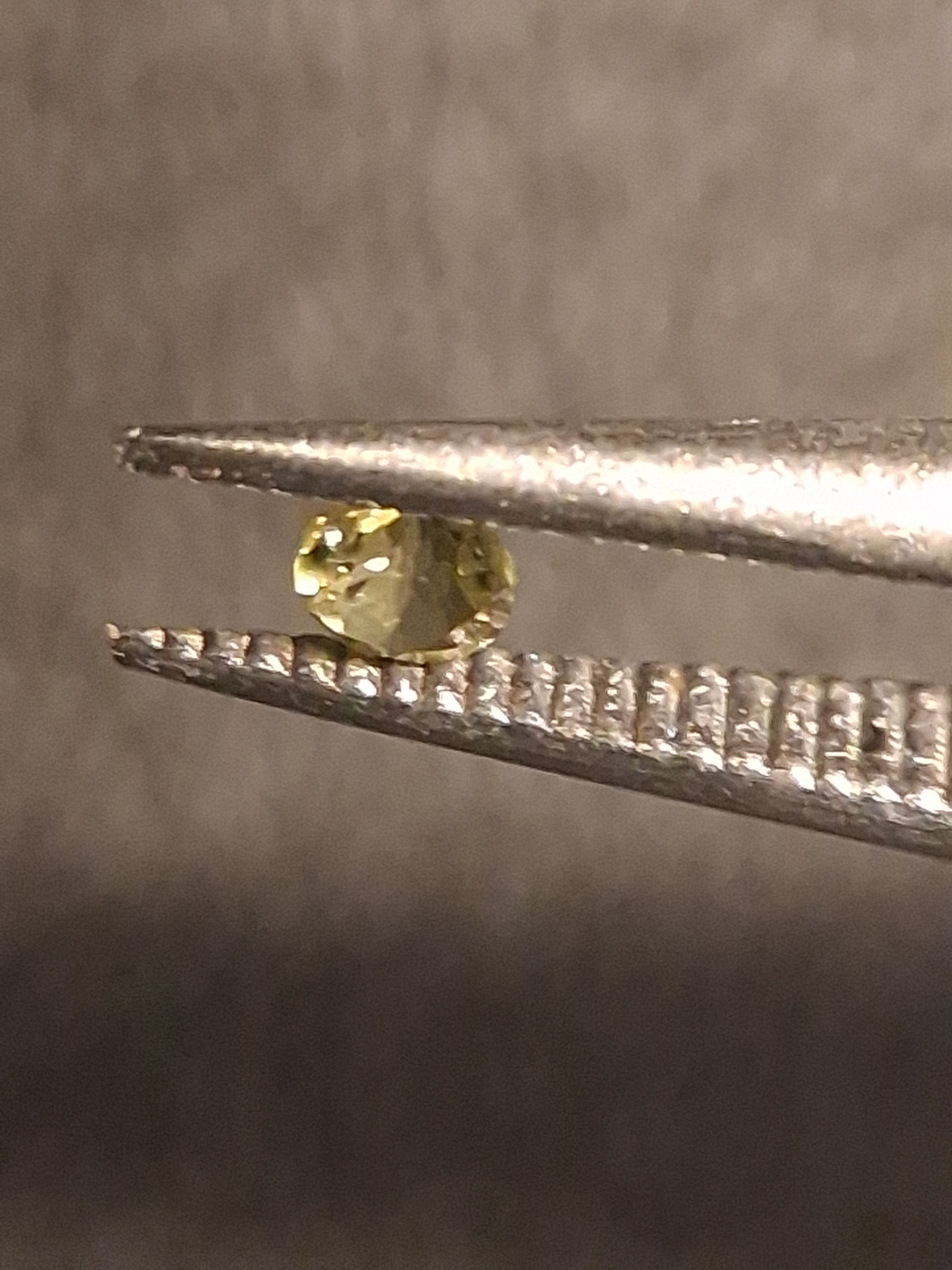 Natural Tourmaline - Yellowish Green - 2 mm - 0.030 ct - round - unheated - Natural Gems Belgium