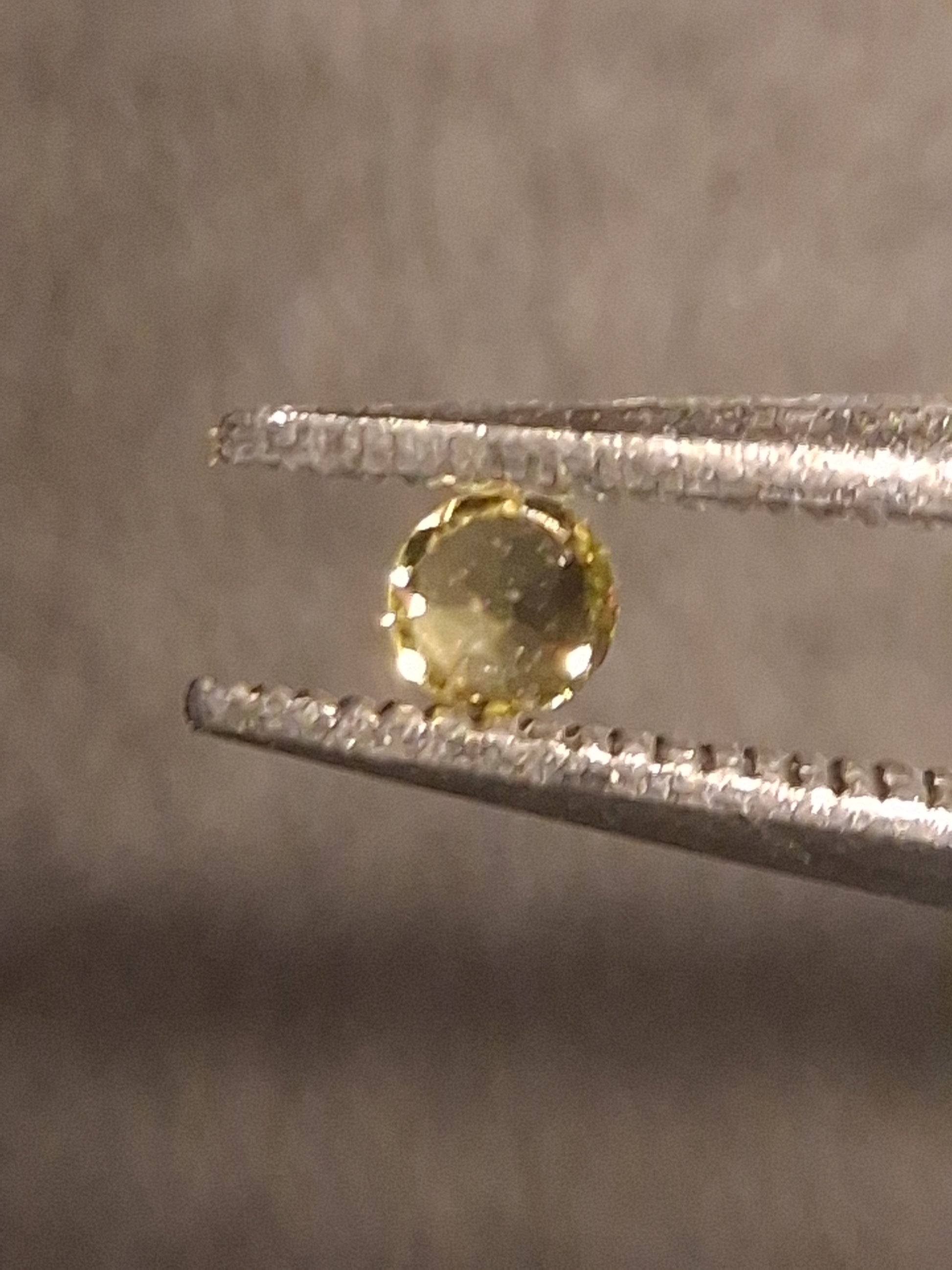 Natural Tourmaline - Yellowish Green - 2 mm - 0.030 ct - round - unheated - Natural Gems Belgium