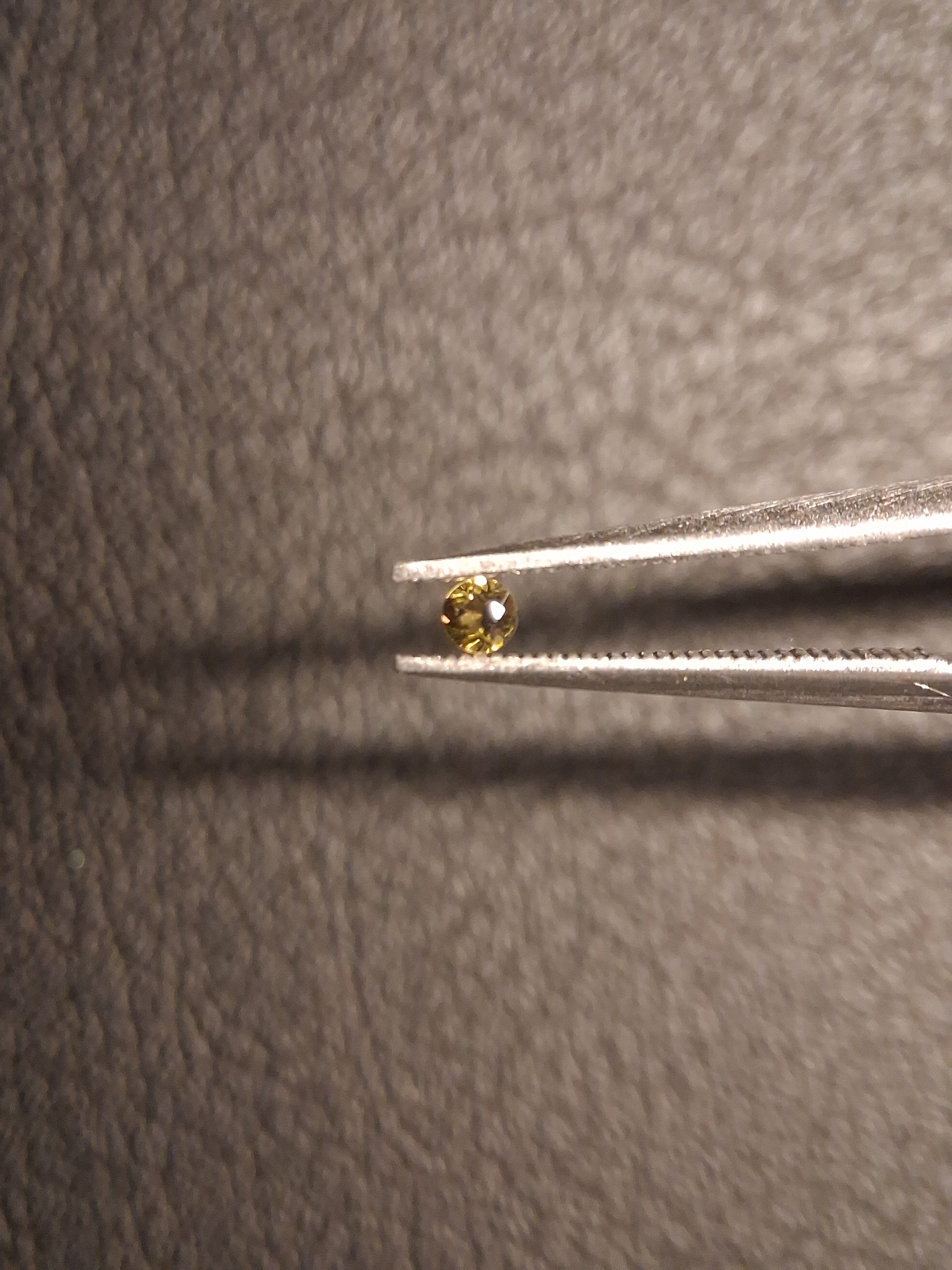 Natural Tourmaline - Yellowish Green - 2 mm - 0.031 ct - round - unheated - Natural Gems Belgium