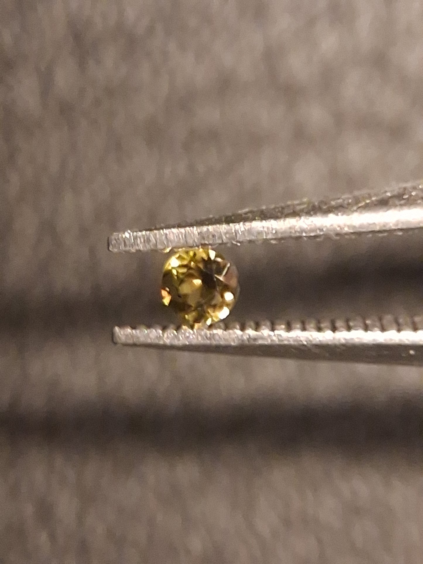 Natural Tourmaline - Yellowish Green - 2 mm - 0.031 ct - round - unheated - Natural Gems Belgium