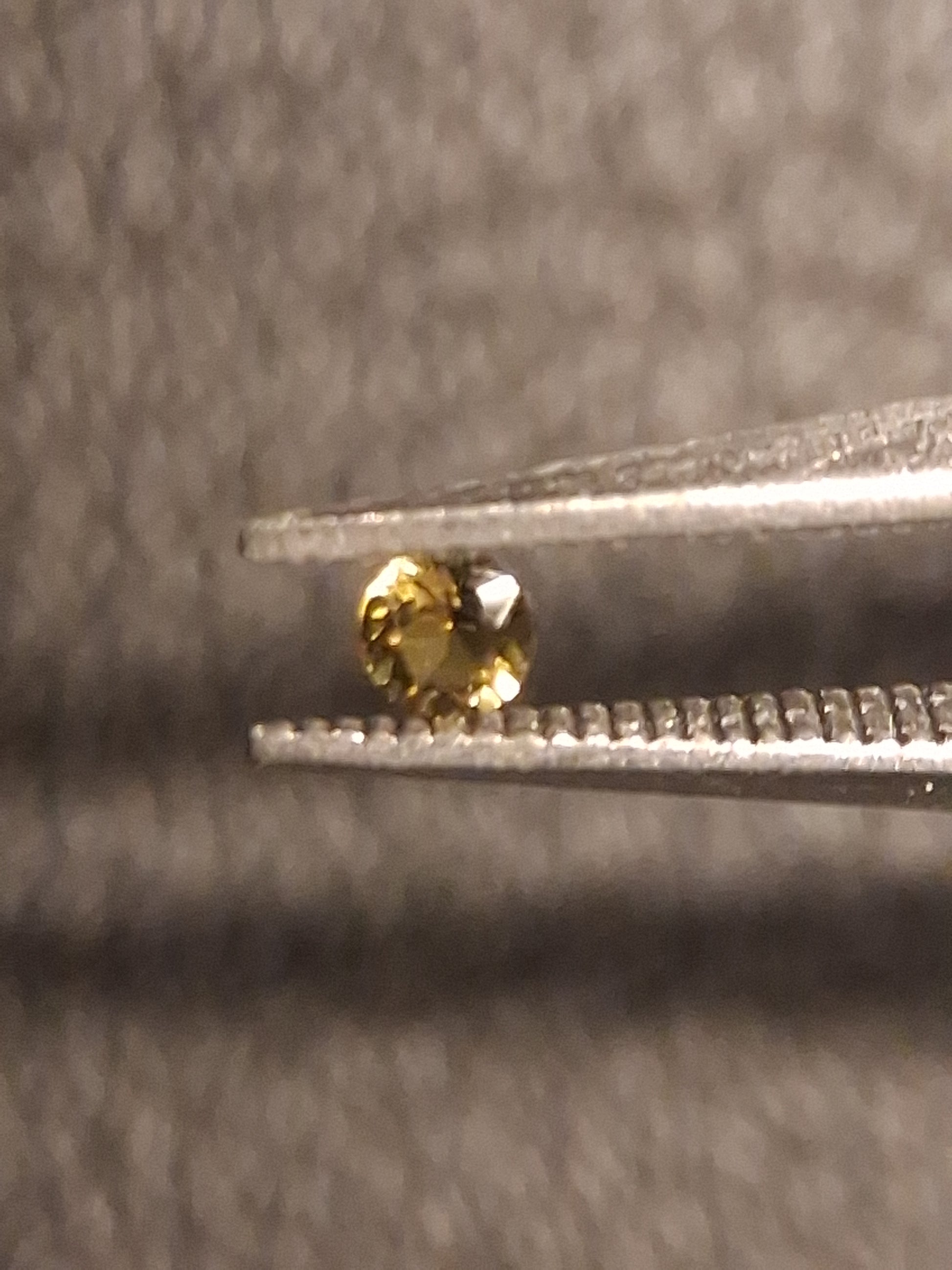 Natural Tourmaline - Yellowish Green - 2 mm - 0.031 ct - round - unheated - Natural Gems Belgium
