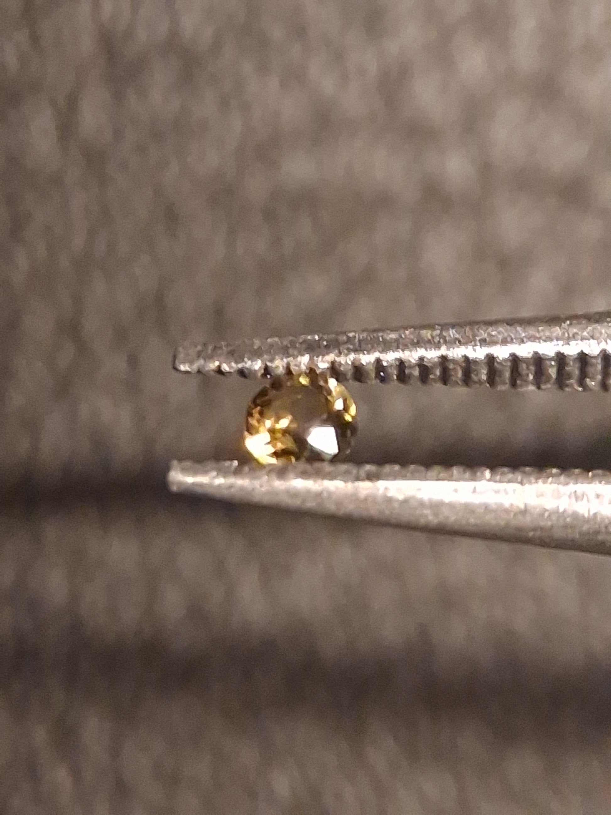 Natural Tourmaline - Yellowish Green - 2 mm - 0.031 ct - round - unheated - Natural Gems Belgium