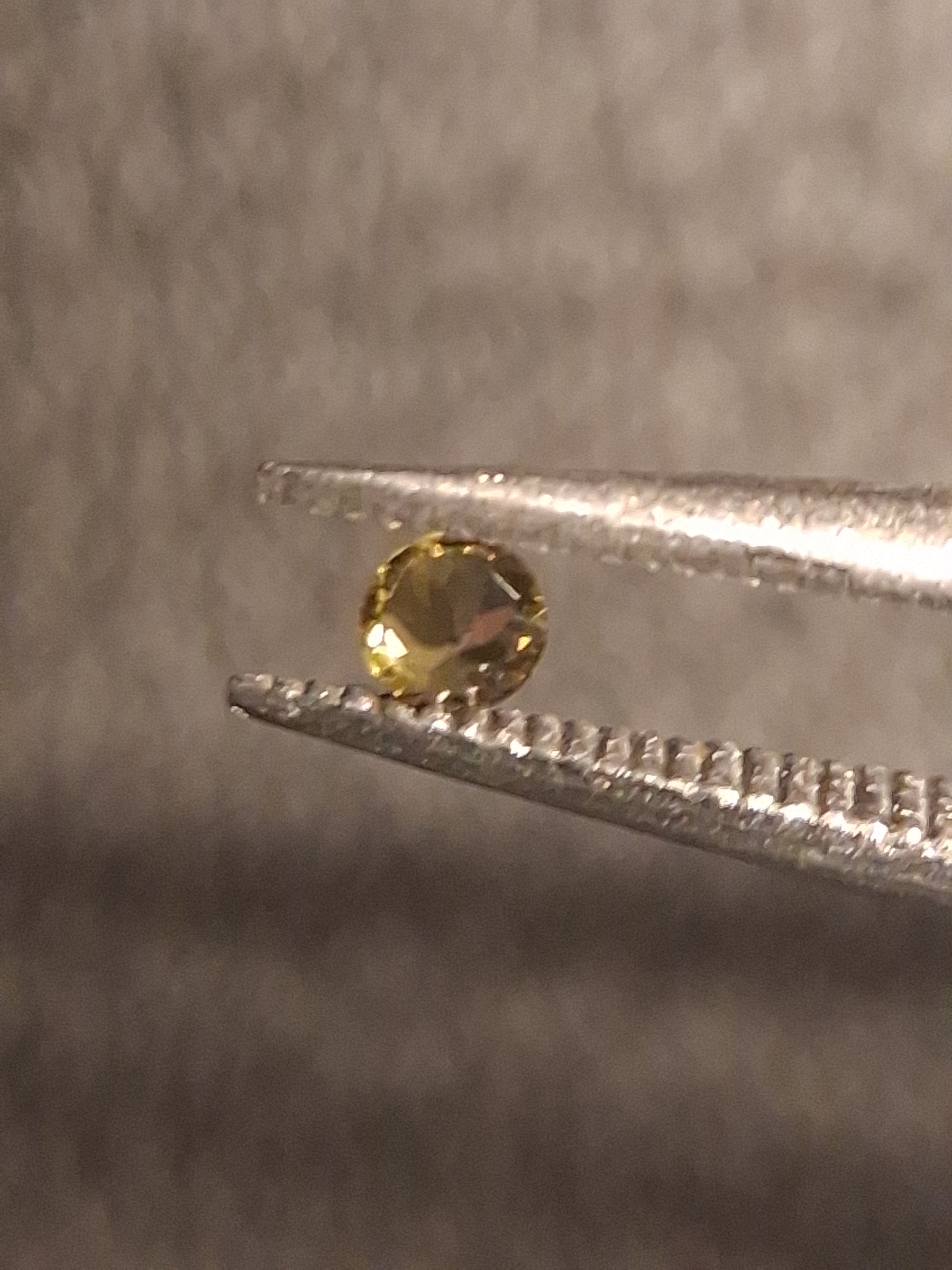 Natural Tourmaline - Yellowish Green - 2 mm - 0.031 ct - round - unheated - Natural Gems Belgium