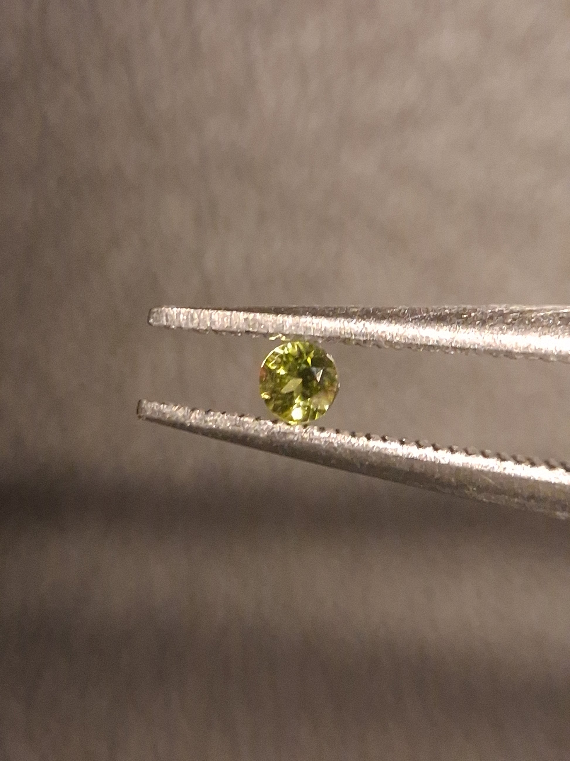 Natural Tourmaline - Bright Yellowish Green - 2 mm - 0.031 ct - round - unheated - Natural Gems Belgium