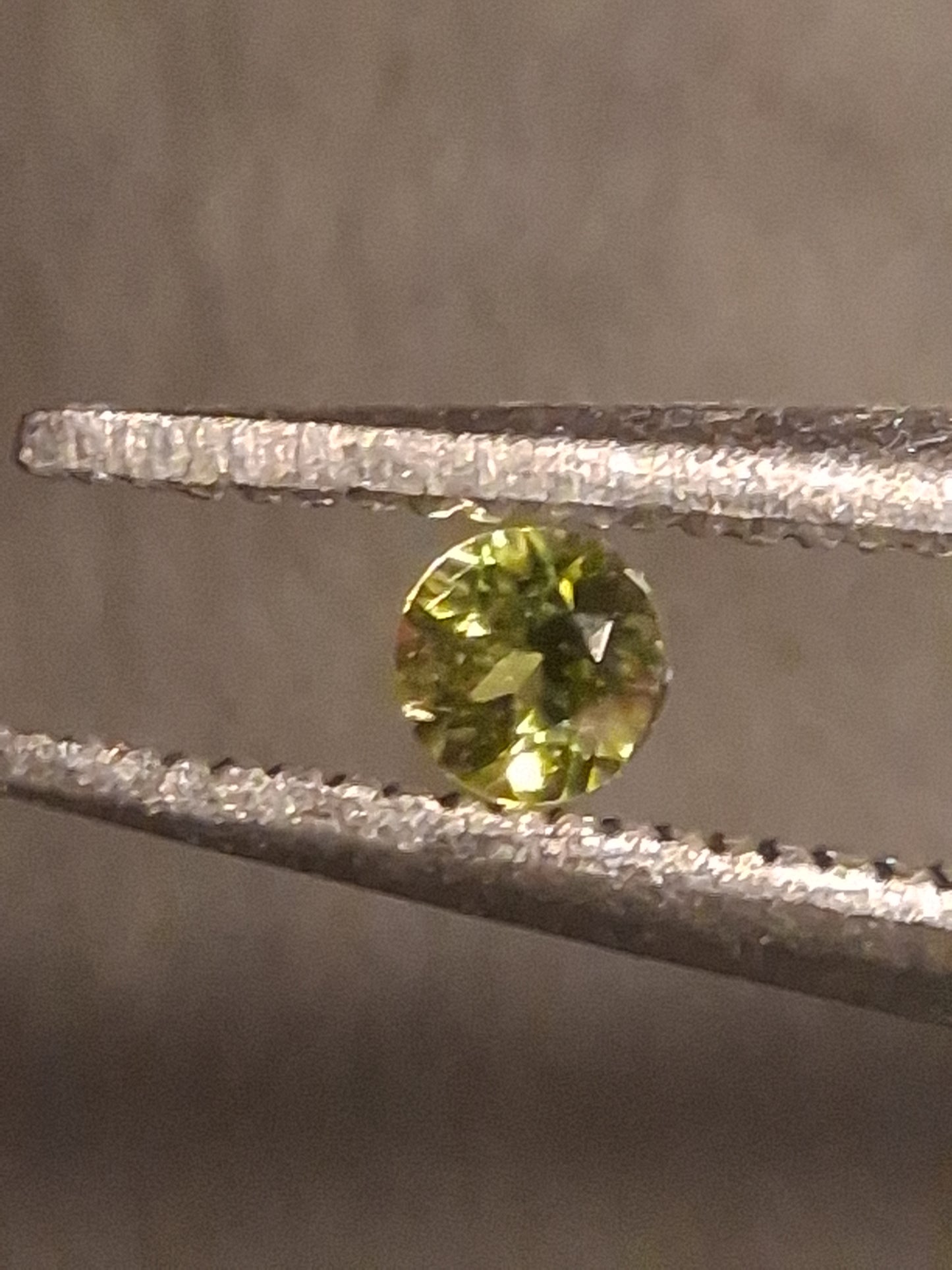 Natural Tourmaline - Bright Yellowish Green - 2 mm - 0.031 ct - round - unheated - Natural Gems Belgium