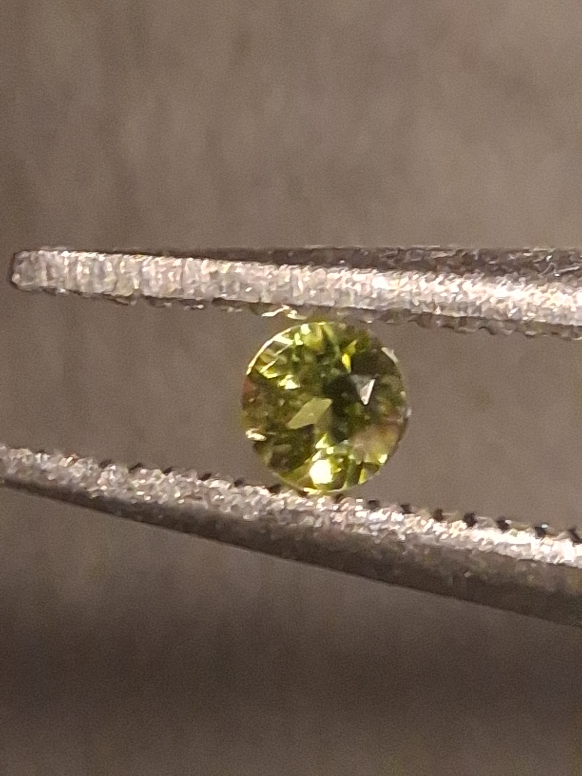 Natural Tourmaline - Bright Yellowish Green - 2 mm - 0.031 ct - round - unheated - Natural Gems Belgium