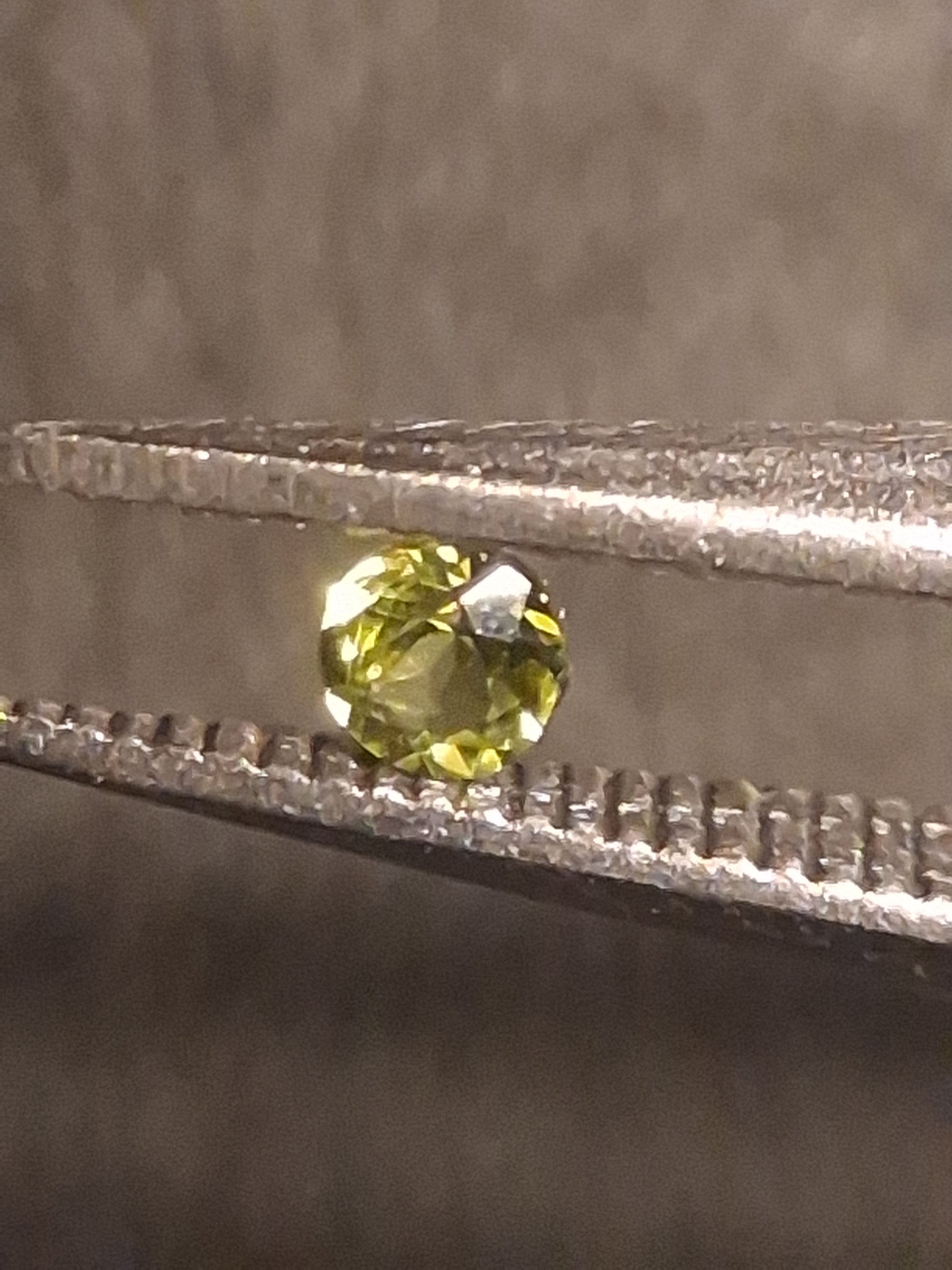 Natural Tourmaline - Bright Yellowish Green - 2 mm - 0.031 ct - round - unheated - Natural Gems Belgium