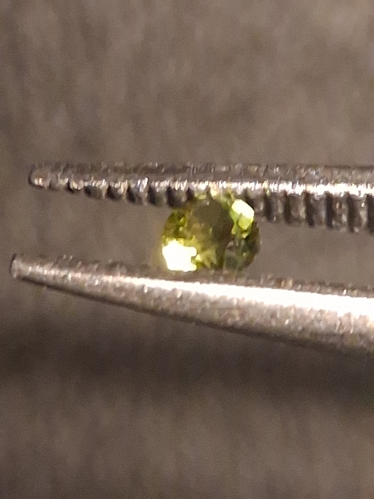 Natural Tourmaline - Bright Yellowish Green - 2 mm - 0.031 ct - round - unheated - Natural Gems Belgium