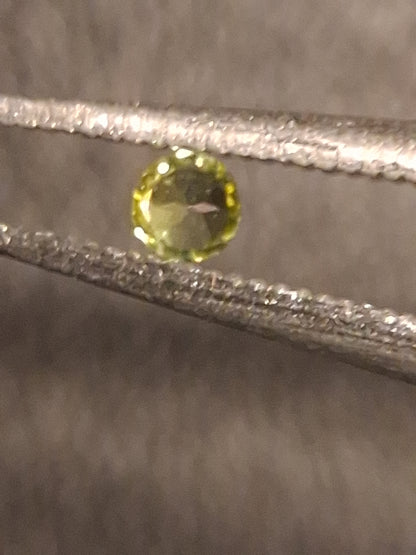 Natural Tourmaline - Bright Yellowish Green - 2 mm - 0.031 ct - round - unheated - Natural Gems Belgium