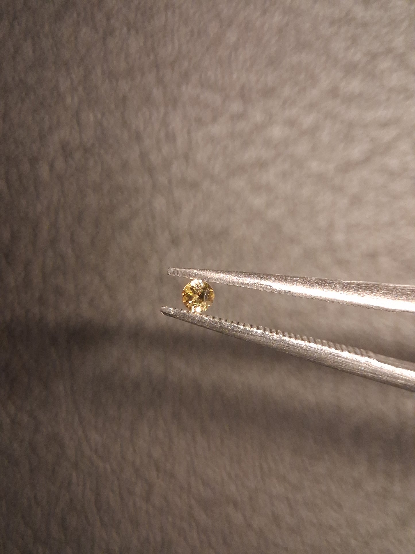 Natural Tourmaline - greenish brownish yellow - 2 mm - 0.031 ct - round - unheated - Natural Gems Belgium