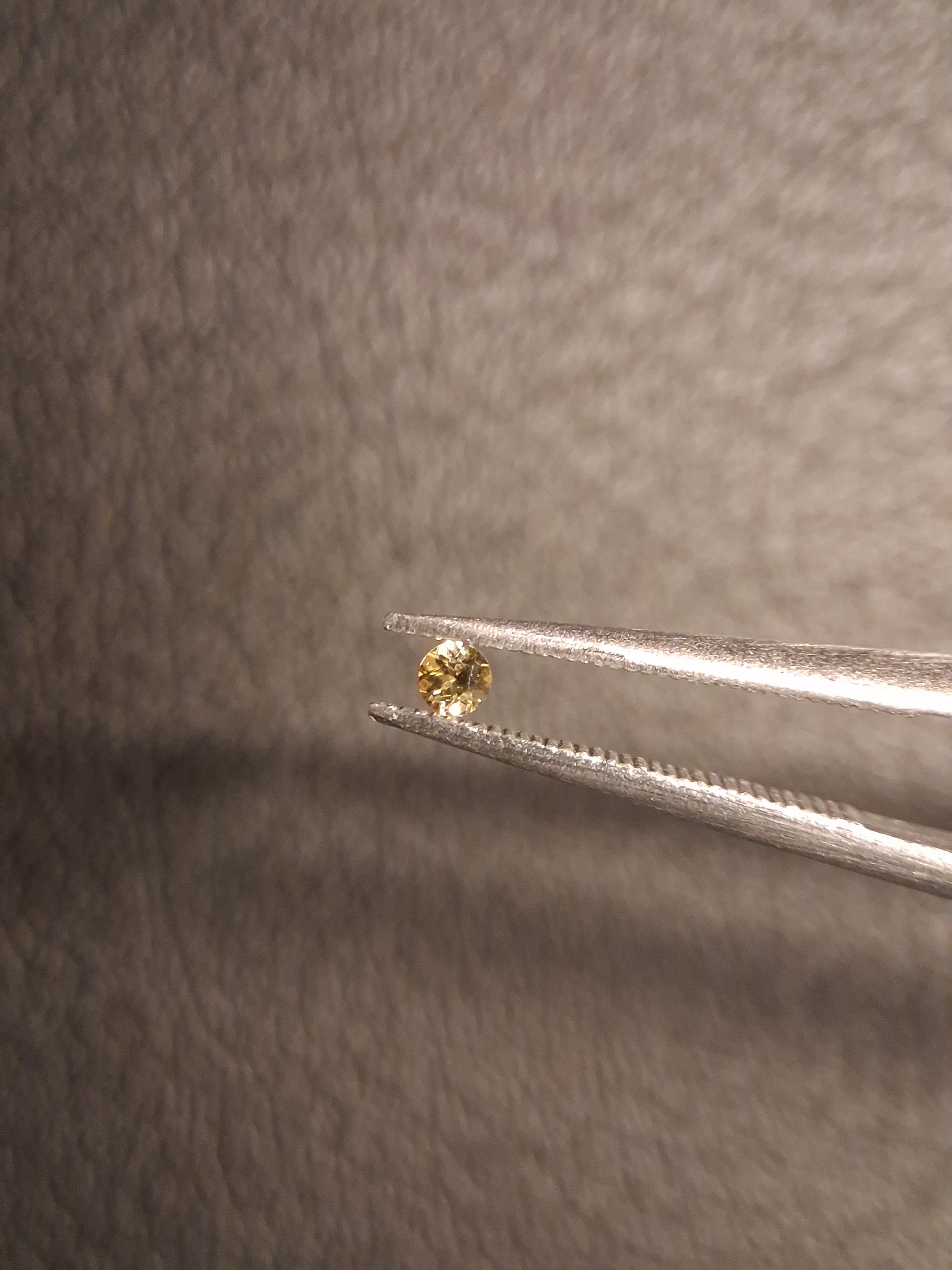 Natural Tourmaline - greenish brownish yellow - 2 mm - 0.031 ct - round - unheated - Natural Gems Belgium