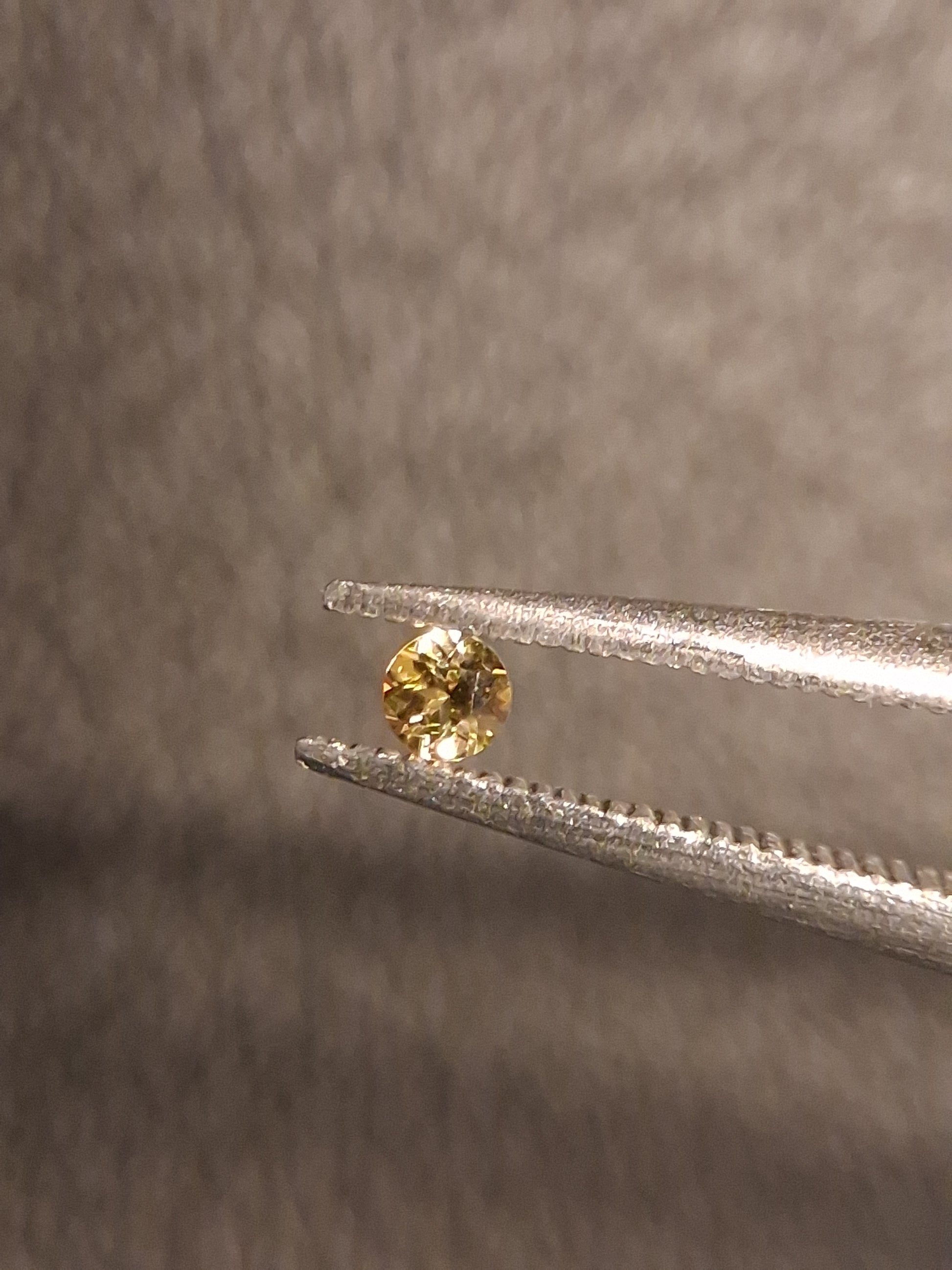 Natural Tourmaline - greenish brownish yellow - 2 mm - 0.031 ct - round - unheated - Natural Gems Belgium