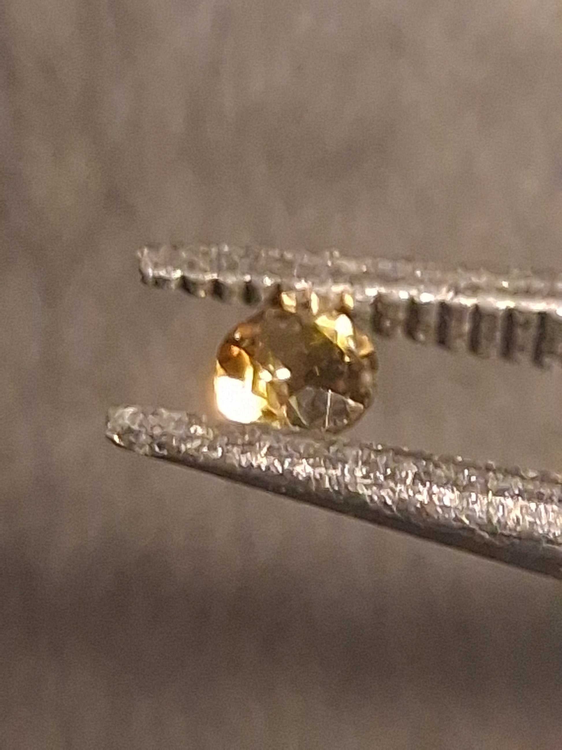 Natural Tourmaline - greenish brownish yellow - 2 mm - 0.031 ct - round - unheated - Natural Gems Belgium
