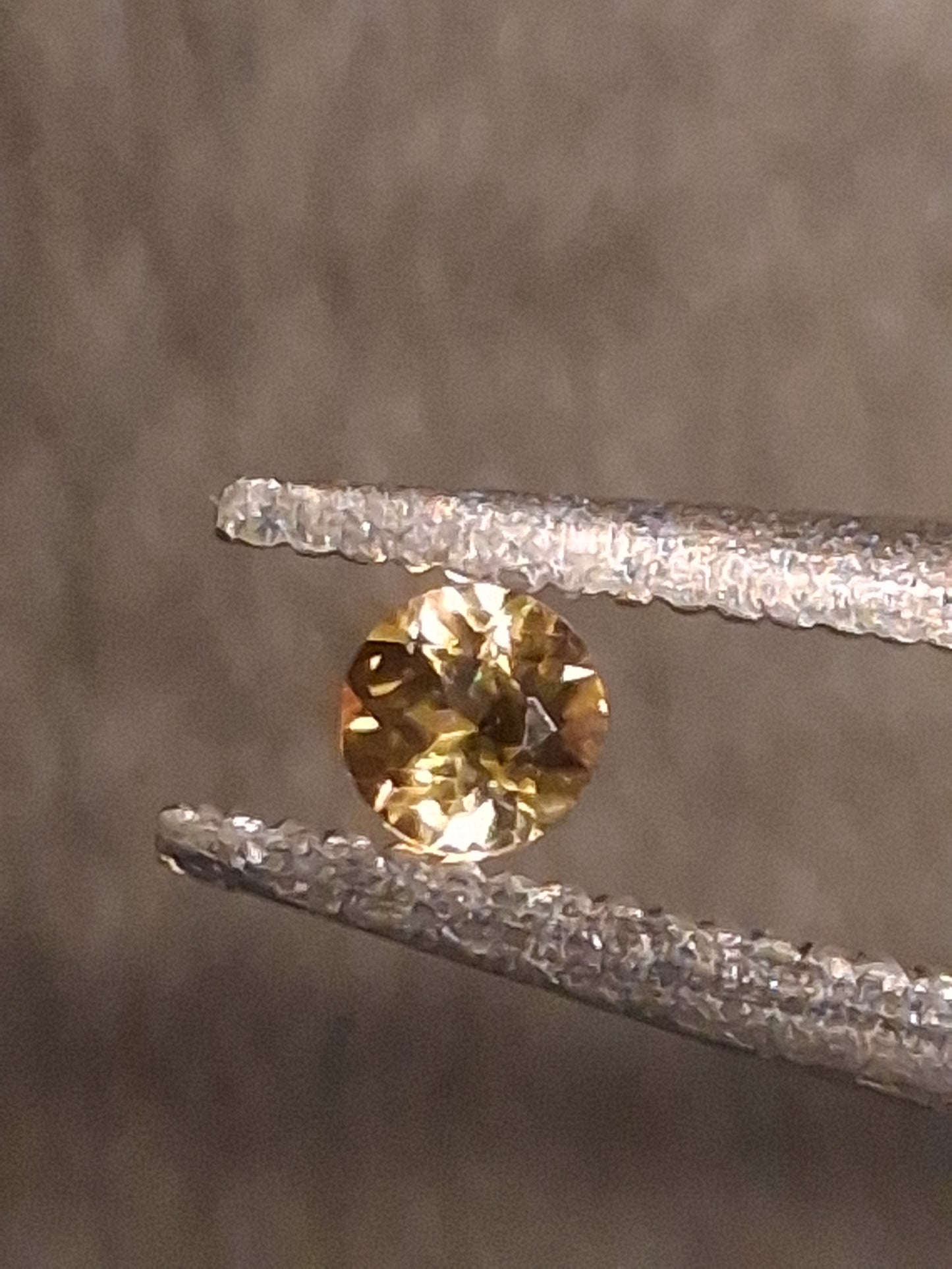 Natural Tourmaline - greenish brownish yellow - 2 mm - 0.031 ct - round - unheated - Natural Gems Belgium