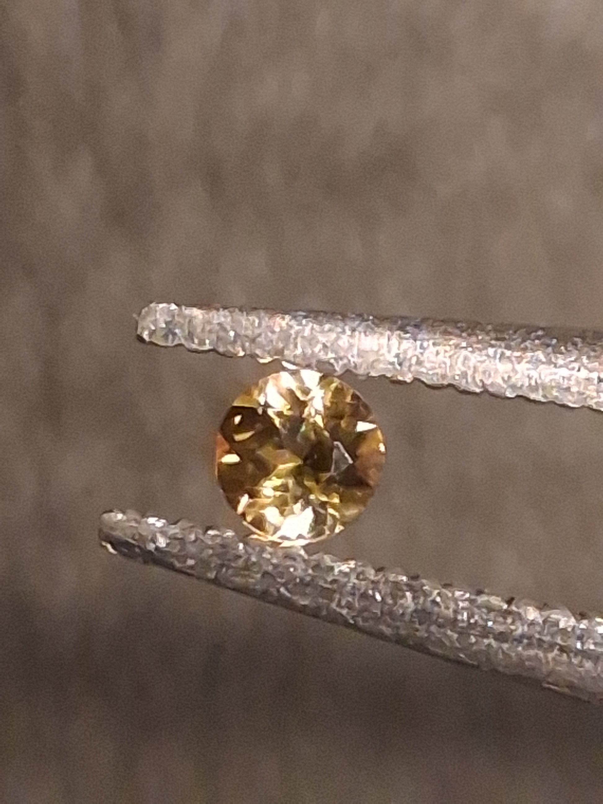 Natural Tourmaline - greenish brownish yellow - 2 mm - 0.031 ct - round - unheated - Natural Gems Belgium