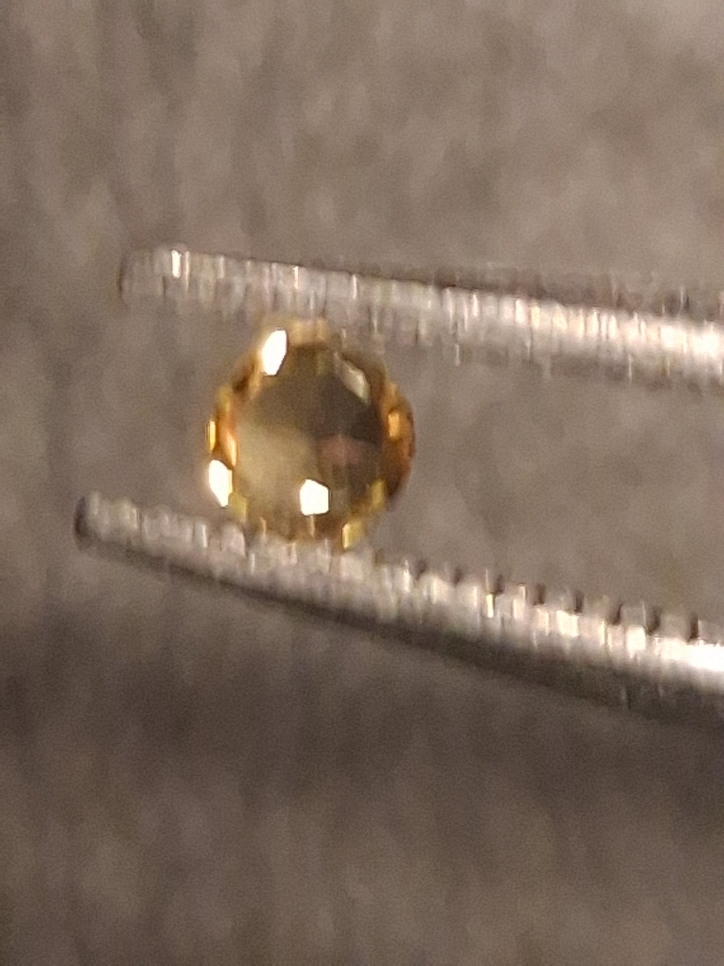 Natural Tourmaline - greenish brownish yellow - 2 mm - 0.031 ct - round - unheated - Natural Gems Belgium
