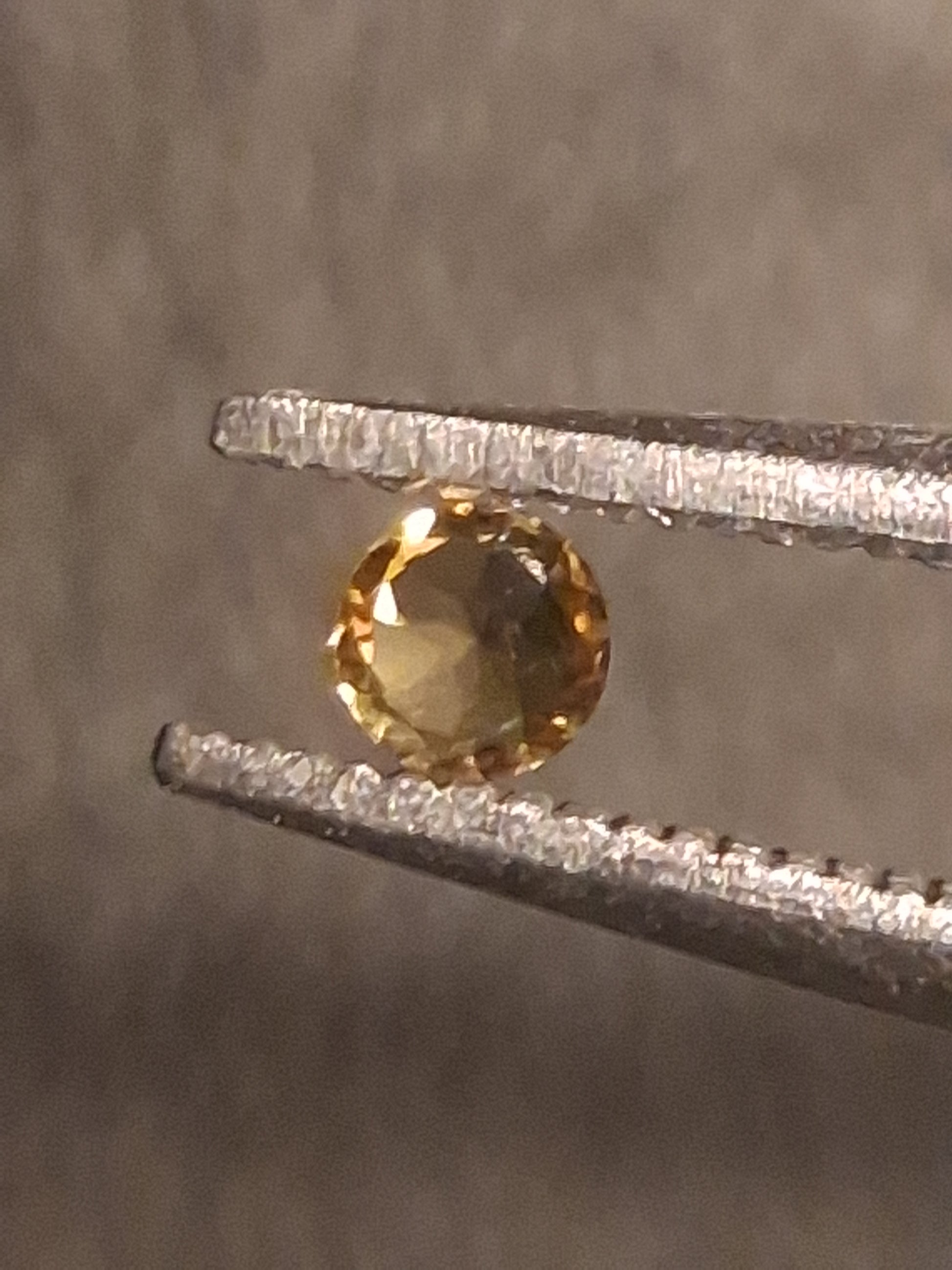 Natural Tourmaline - greenish brownish yellow - 2 mm - 0.031 ct - round - unheated - Natural Gems Belgium