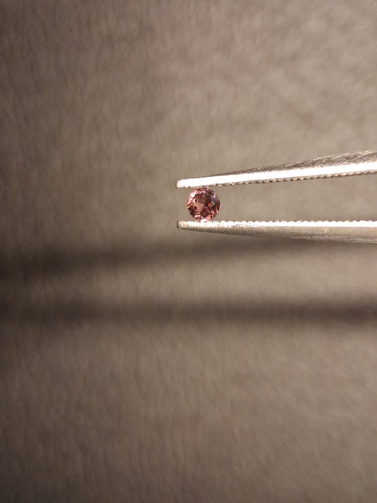 Natural Tourmaline - brownish pink - 2 mm - 0.030 ct - round - unheated - Natural Gems Belgium