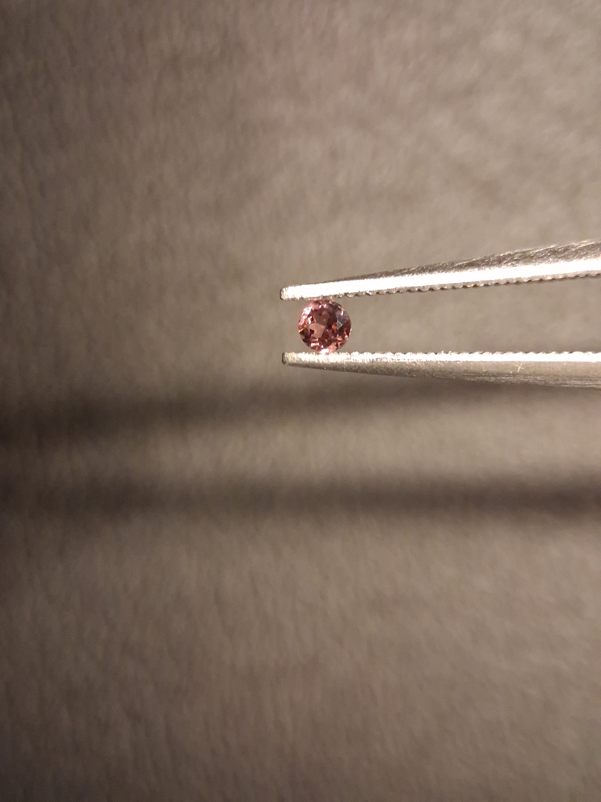 Natural Tourmaline - brownish pink - 2 mm - 0.030 ct - round - unheated - Natural Gems Belgium