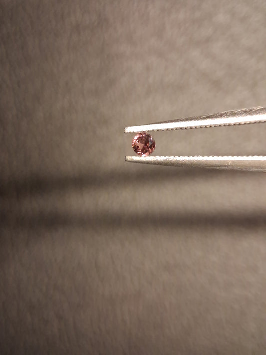 Natural Tourmaline - brownish pink - 2 mm - 0.030 ct - round - unheated - Natural Gems Belgium