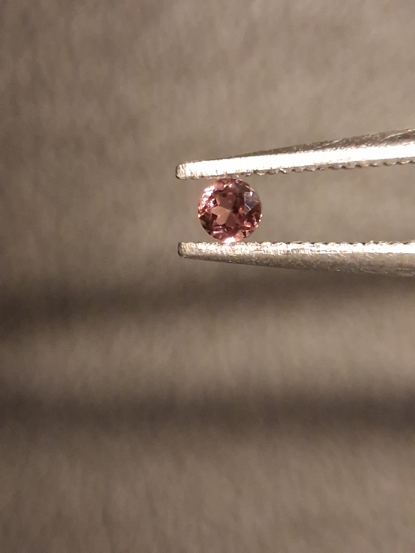 Natural Tourmaline - brownish pink - 2 mm - 0.030 ct - round - unheated - Natural Gems Belgium