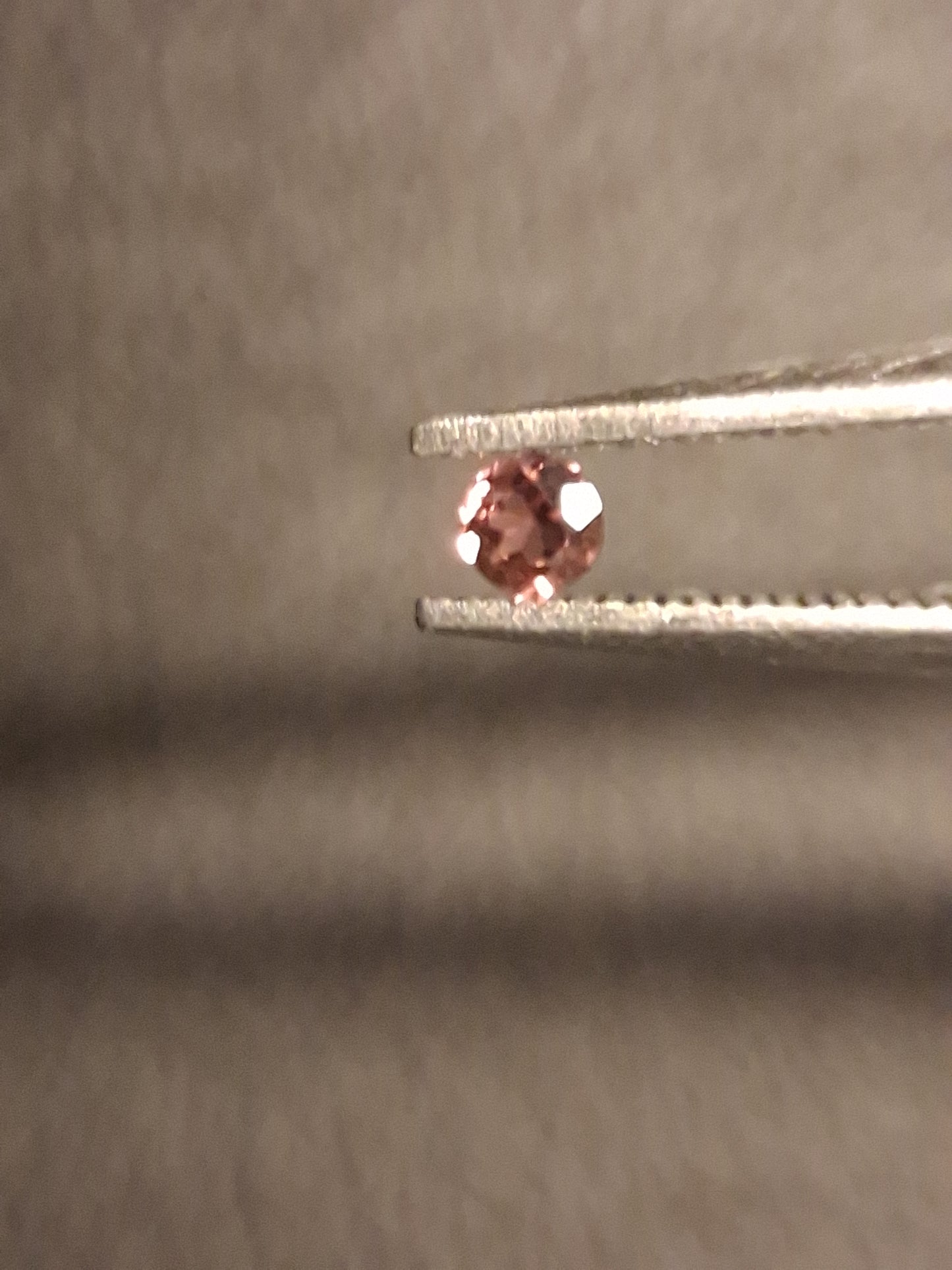 Natural Tourmaline - brownish pink - 2 mm - 0.030 ct - round - unheated - Natural Gems Belgium