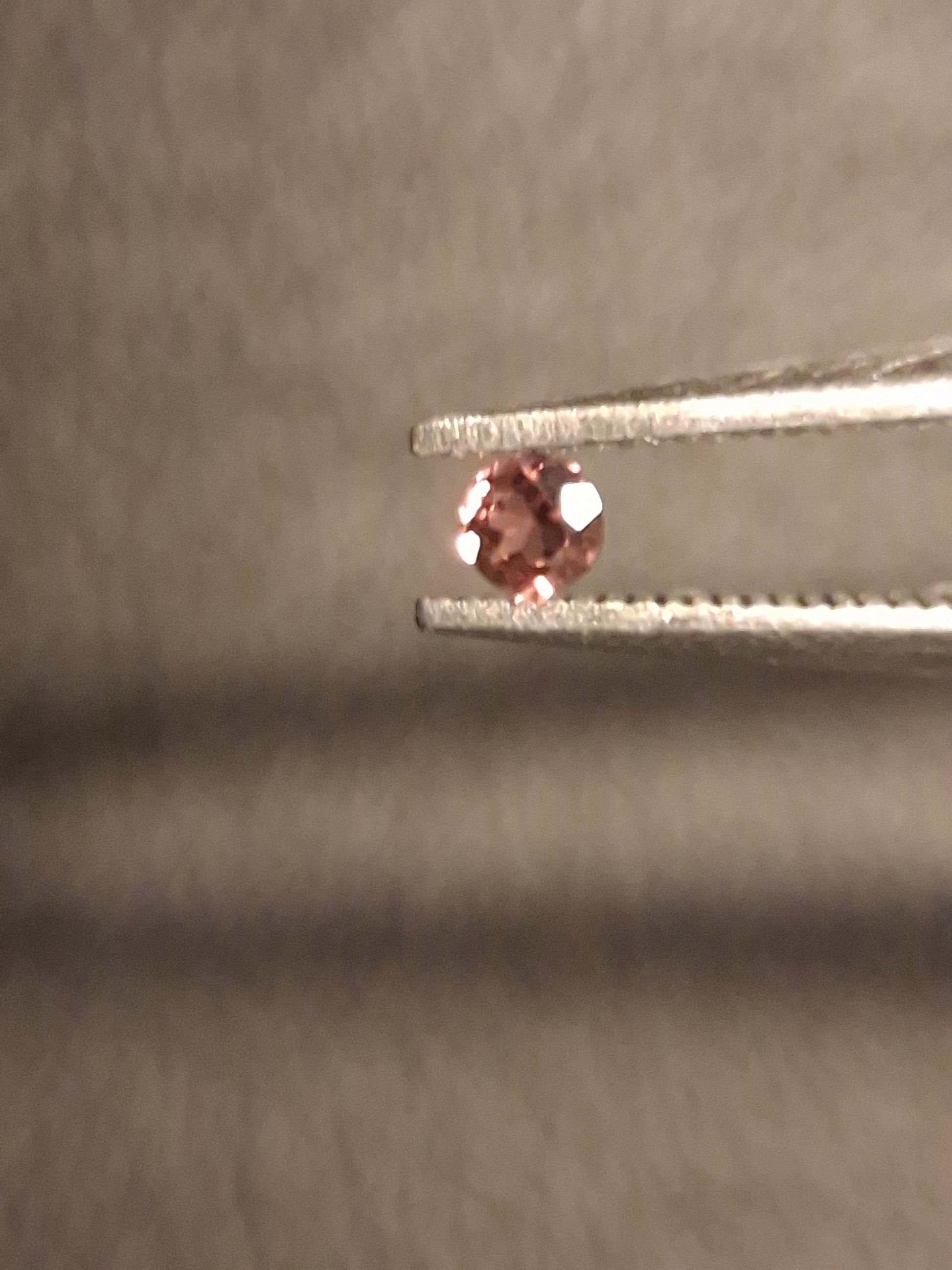Natural Tourmaline - brownish pink - 2 mm - 0.030 ct - round - unheated - Natural Gems Belgium